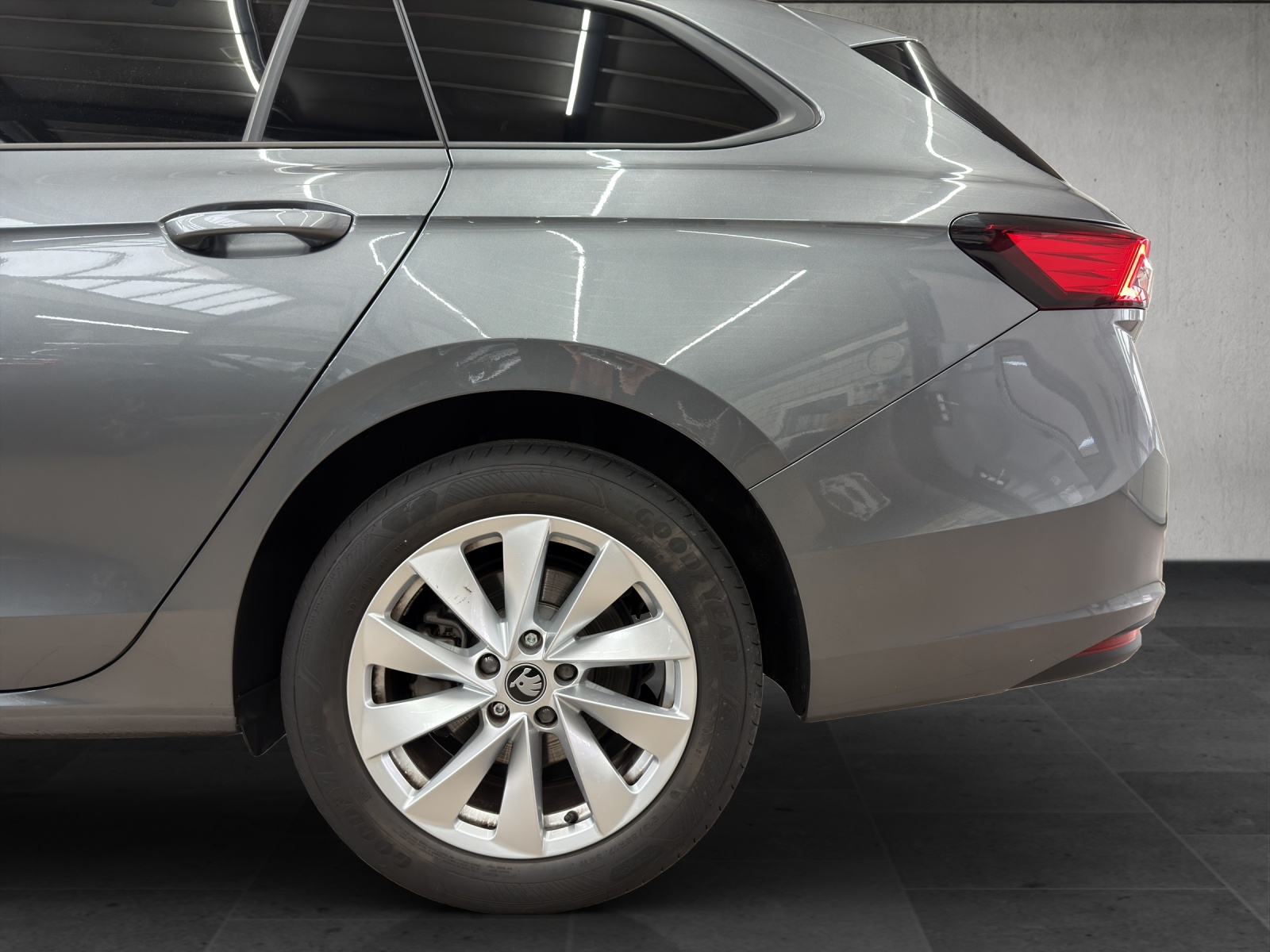 SKODA Superb Combi 1.5 eTSI Selection DSG *Werksgarantie bis 02.2030*-image-8