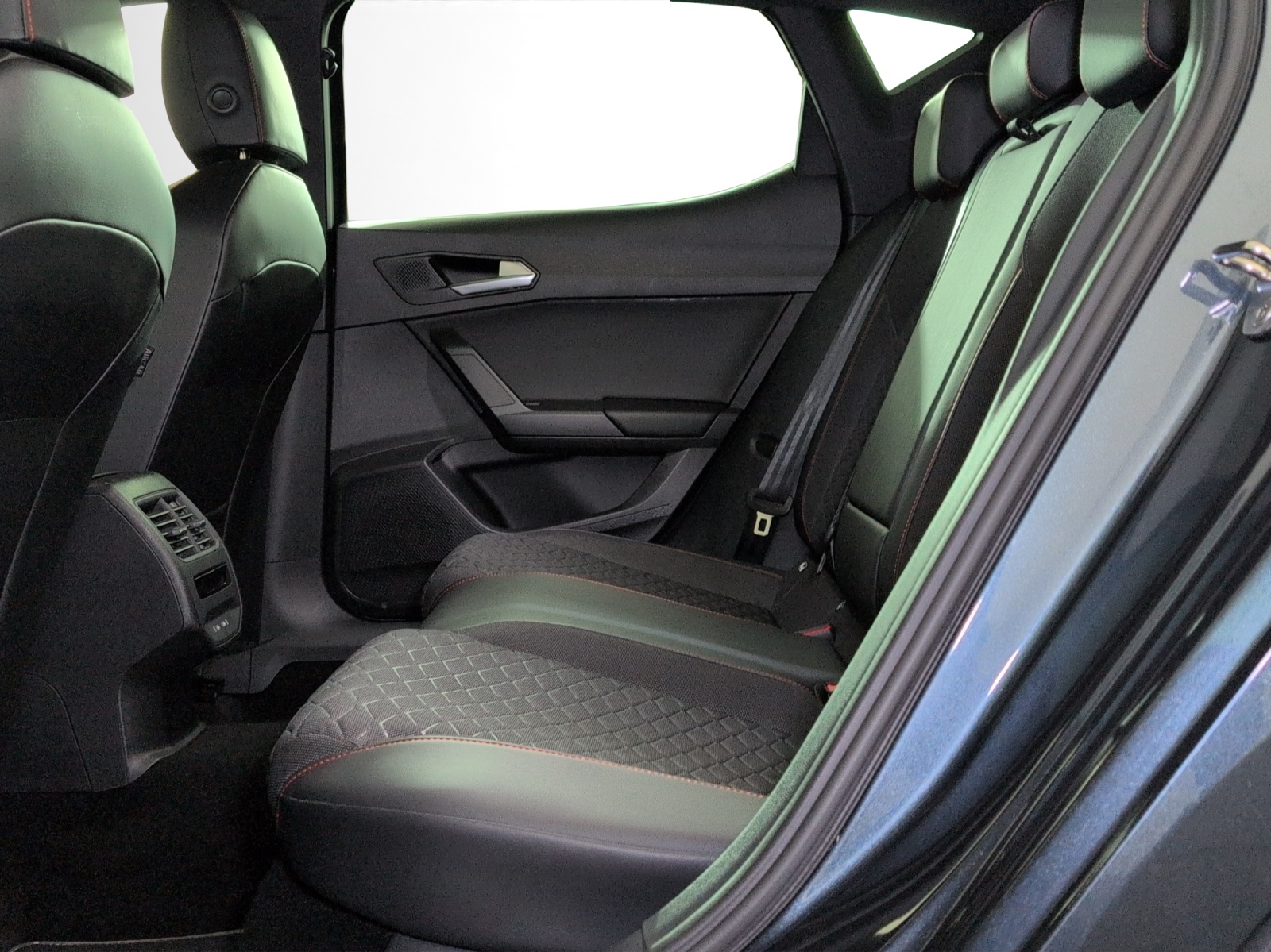 SEAT Leon 1.5 eTSI mHEV DSG FR-image-12