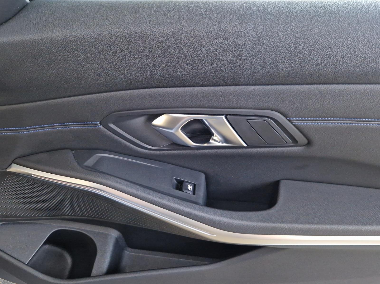 BMW 320d xDrive Touring-image-15