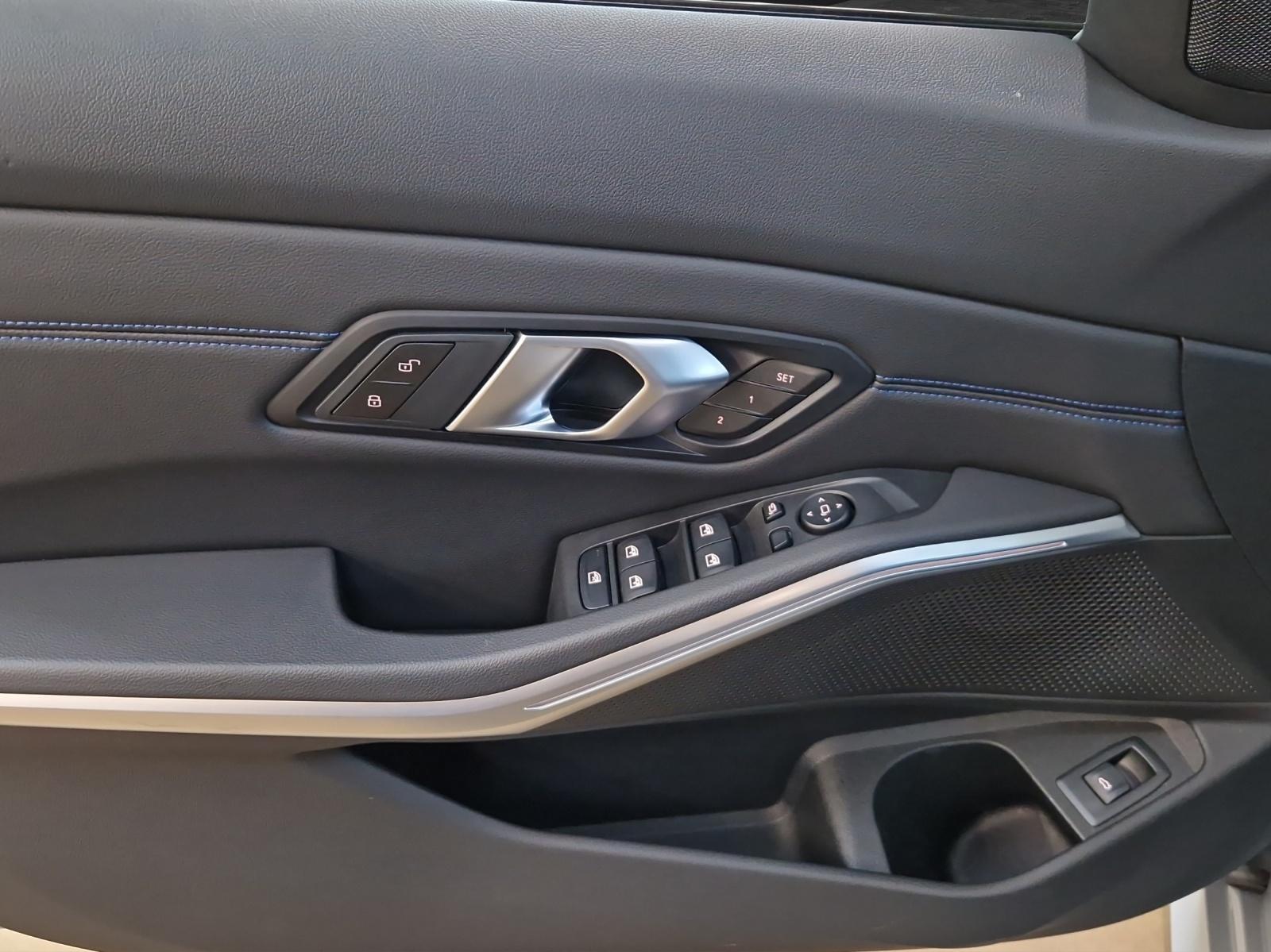 BMW 320d xDrive Touring-image-9