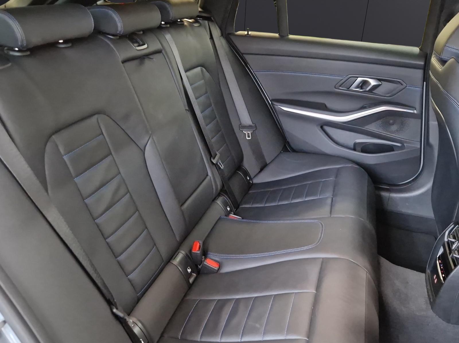 BMW 320d xDrive Touring-image-13