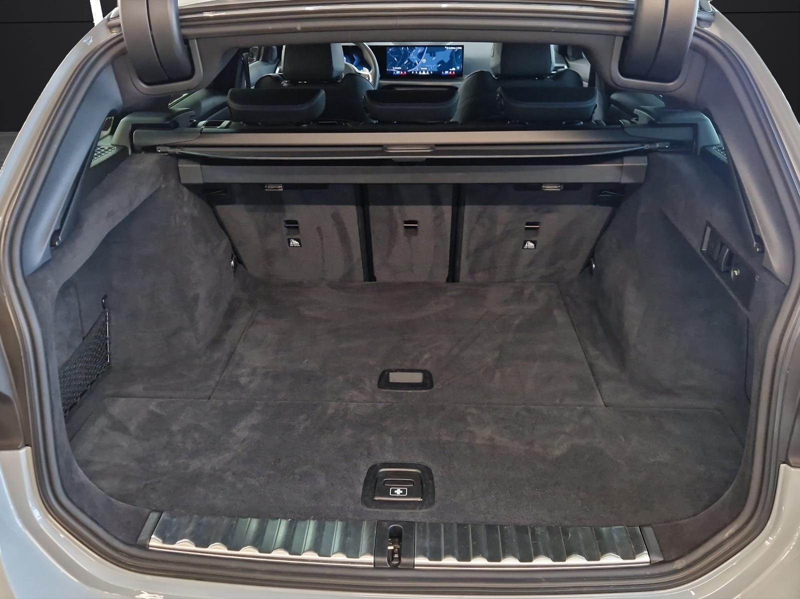 BMW 320d xDrive Touring-image-12