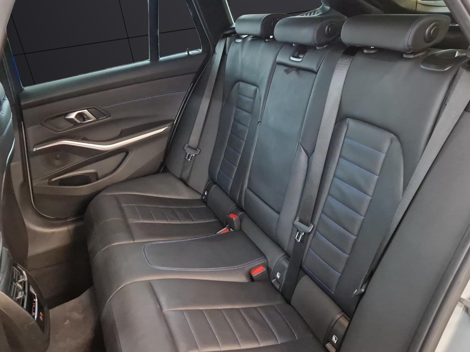 BMW 320d xDrive Touring-image-11