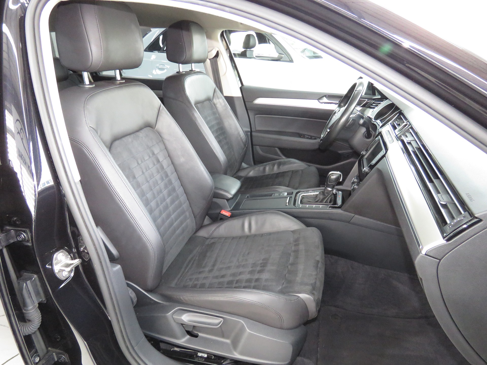 VW Passat Variant 2.0 TDI BMT High. DSG 4-Motion (Automat)-image-12