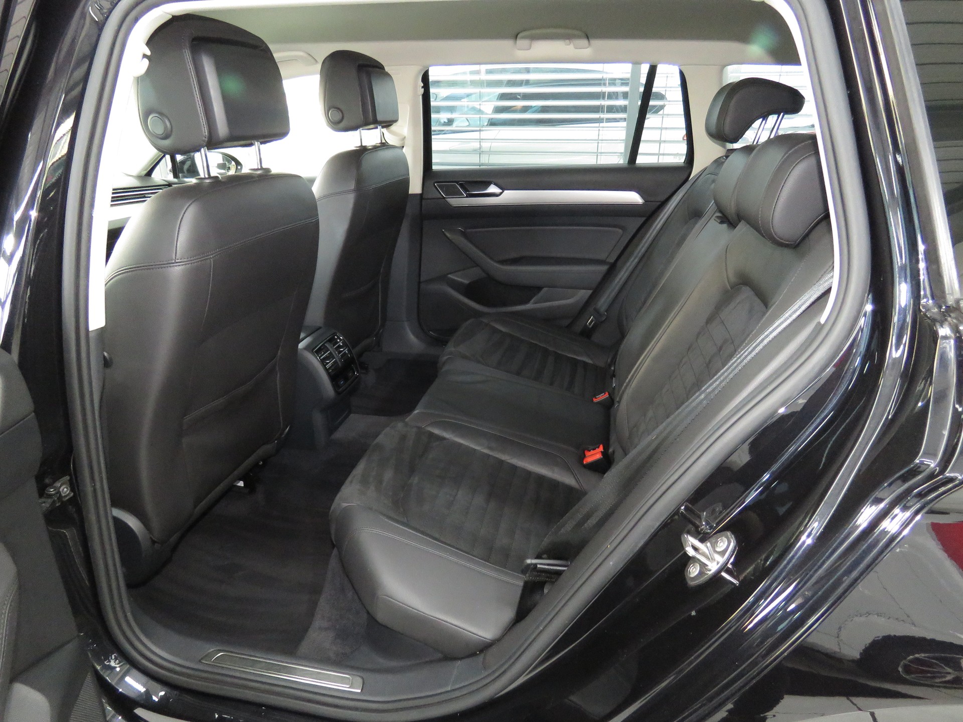 VW Passat Variant 2.0 TDI BMT High. DSG 4-Motion (Automat)-image-9