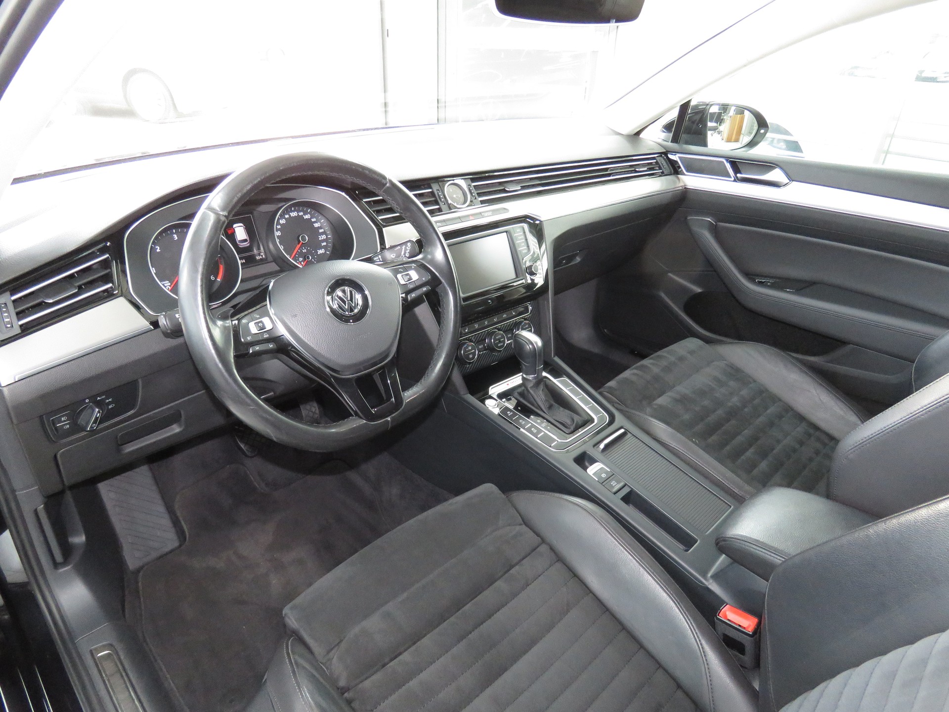 VW Passat Variant 2.0 TDI BMT High. DSG 4-Motion (Automat)-image-6