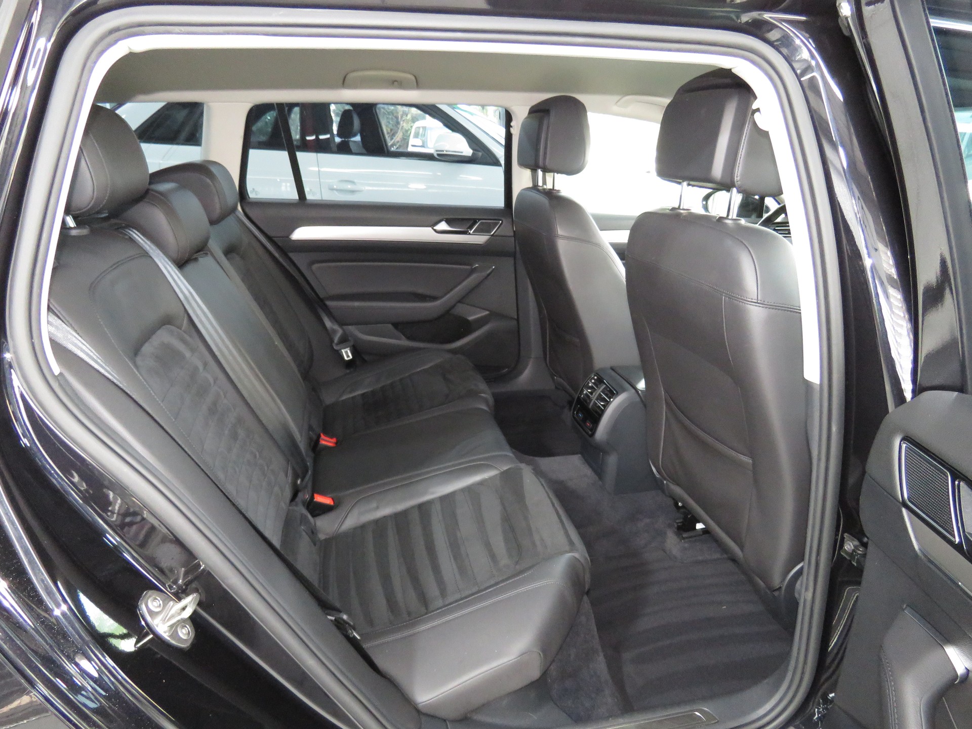 VW Passat Variant 2.0 TDI BMT High. DSG 4-Motion (Automat)-image-13