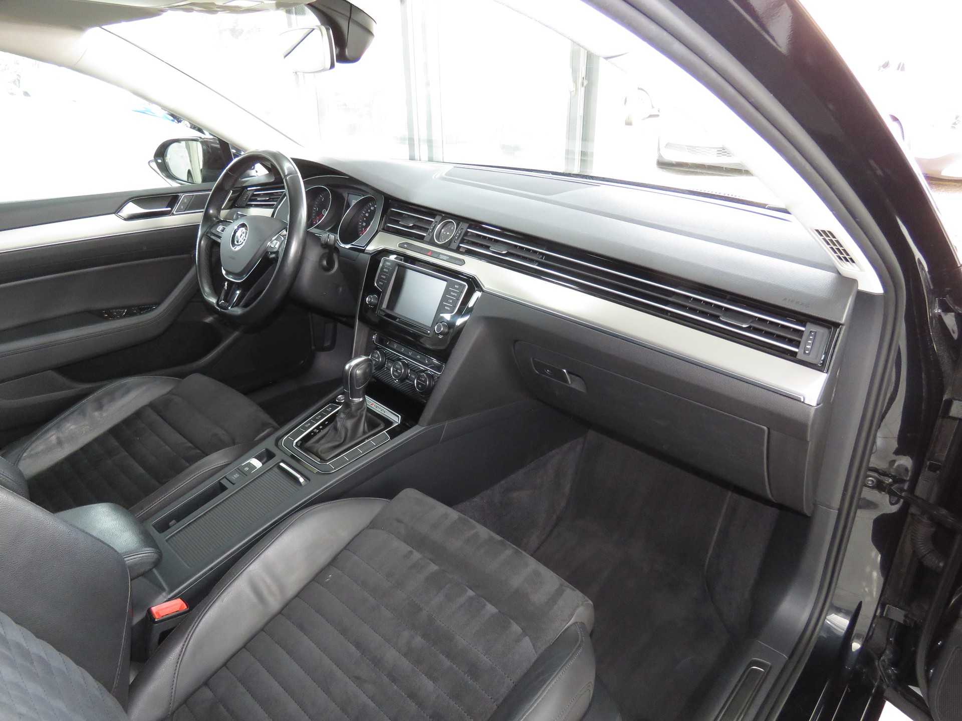 VW Passat Variant 2.0 TDI BMT High. DSG 4-Motion (Automat)-image-11