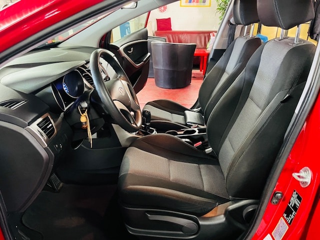 HYUNDAI i30 1.4 Comfort-image-9