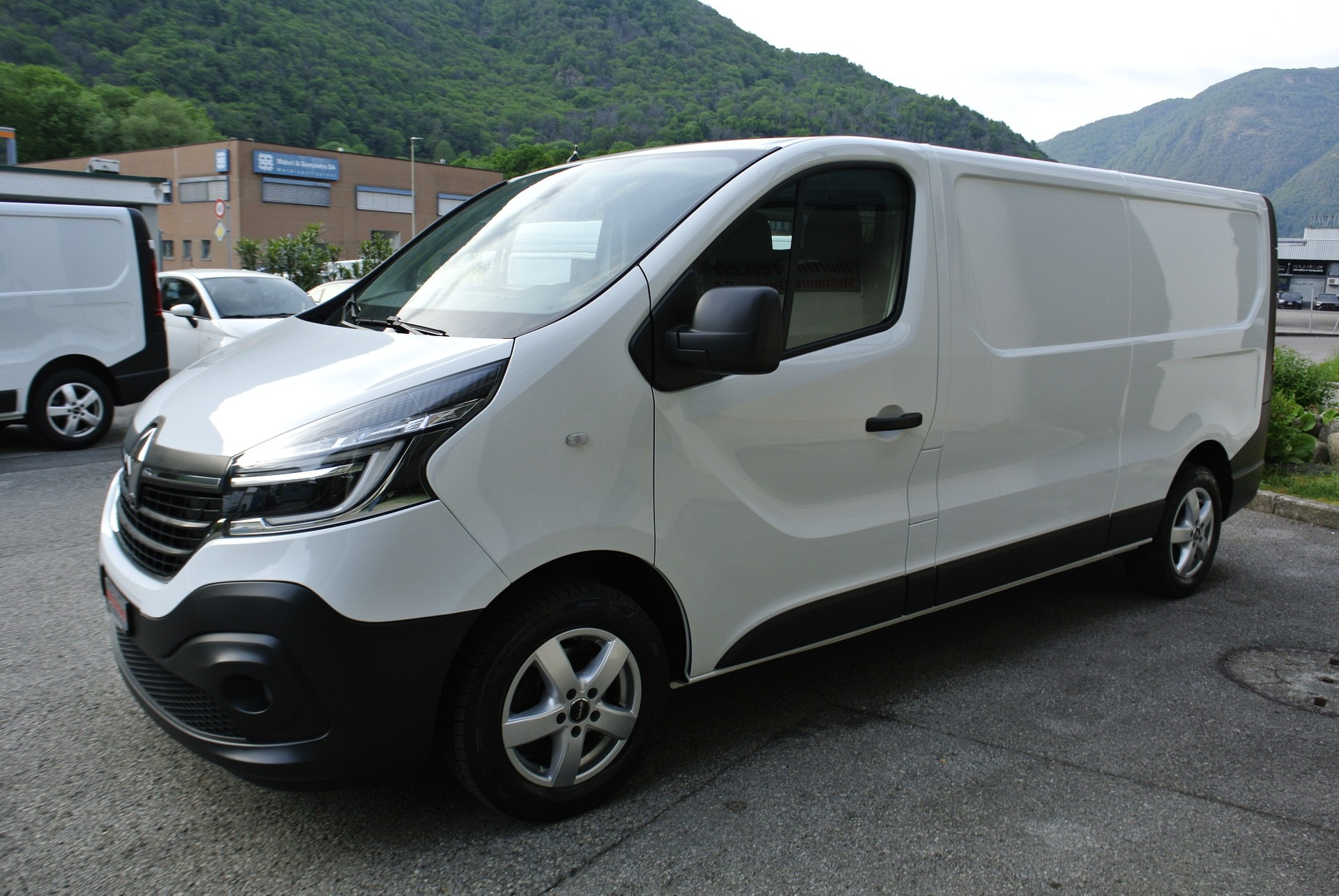 RENAULT Trafic 2.0 Energy dCi 120 3.5t Business L2H1-showroom-element-1