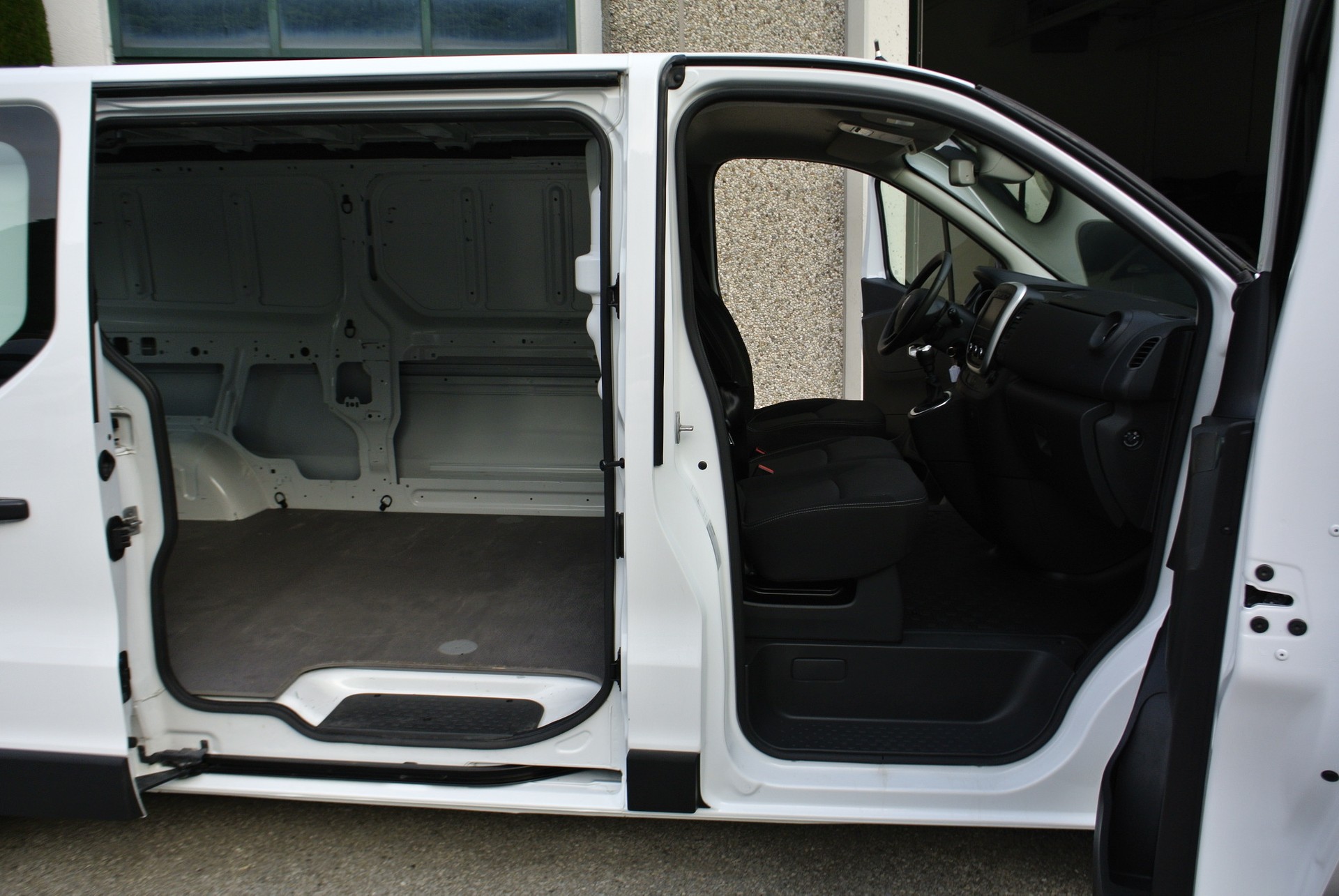 RENAULT Trafic 2.0 Energy dCi 120 3.5t Business L2H1-image-15