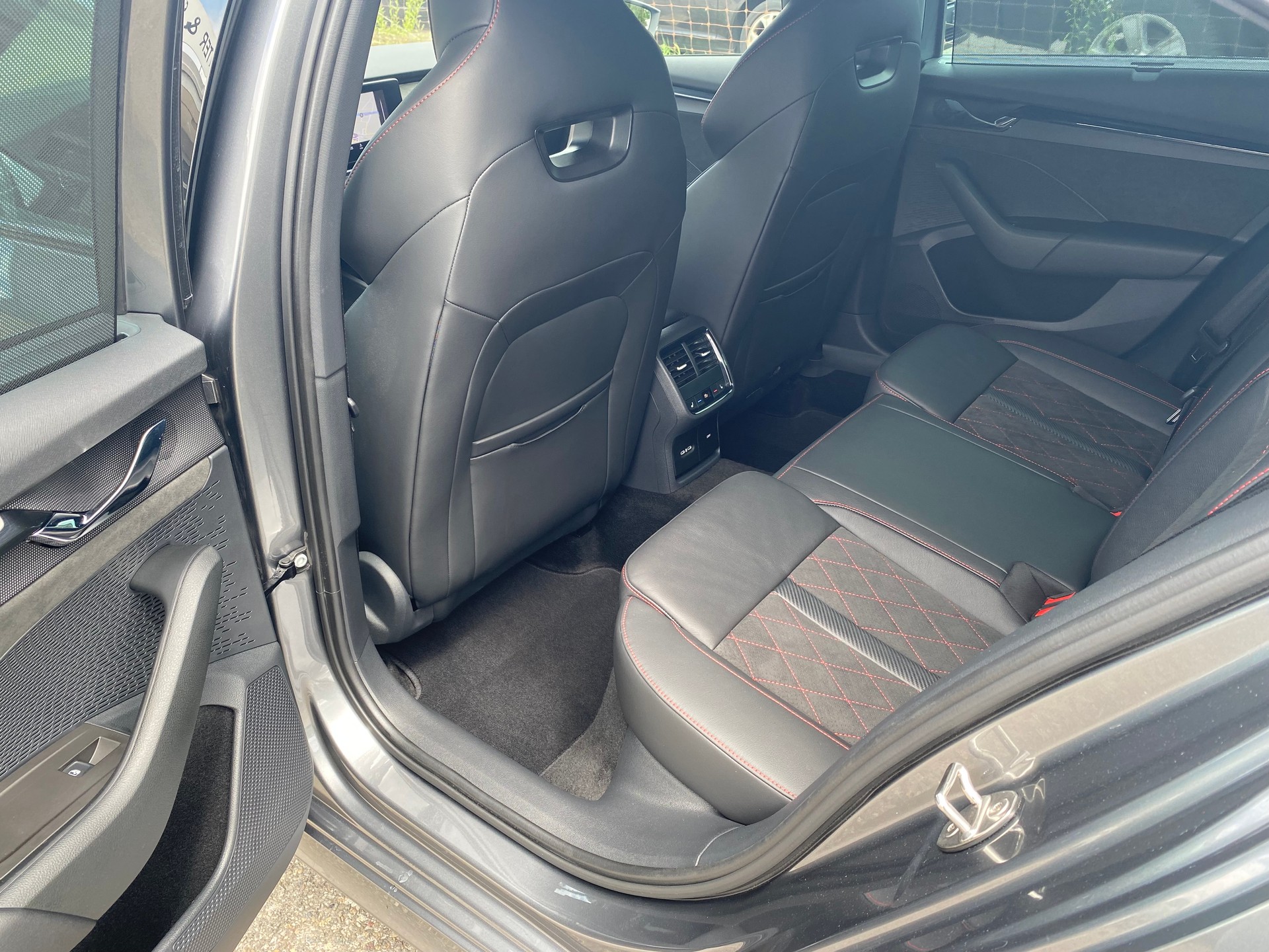 SKODA Octavia Limousine 2.0TSI 245PS RS Edition DSG **Top-Ausstattung**-image-7