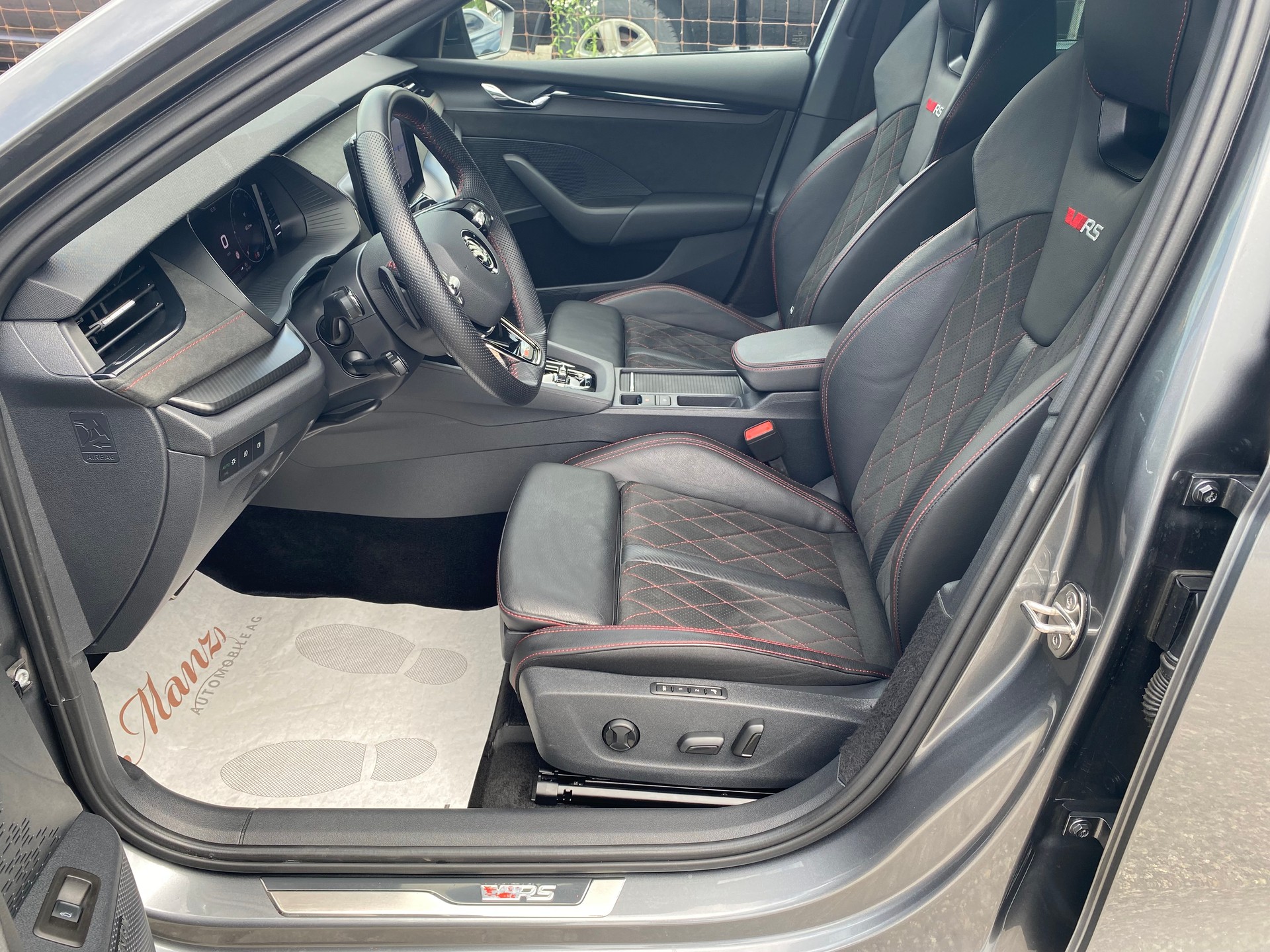 SKODA Octavia Limousine 2.0TSI 245PS RS Edition DSG **Top-Ausstattung**-image-5