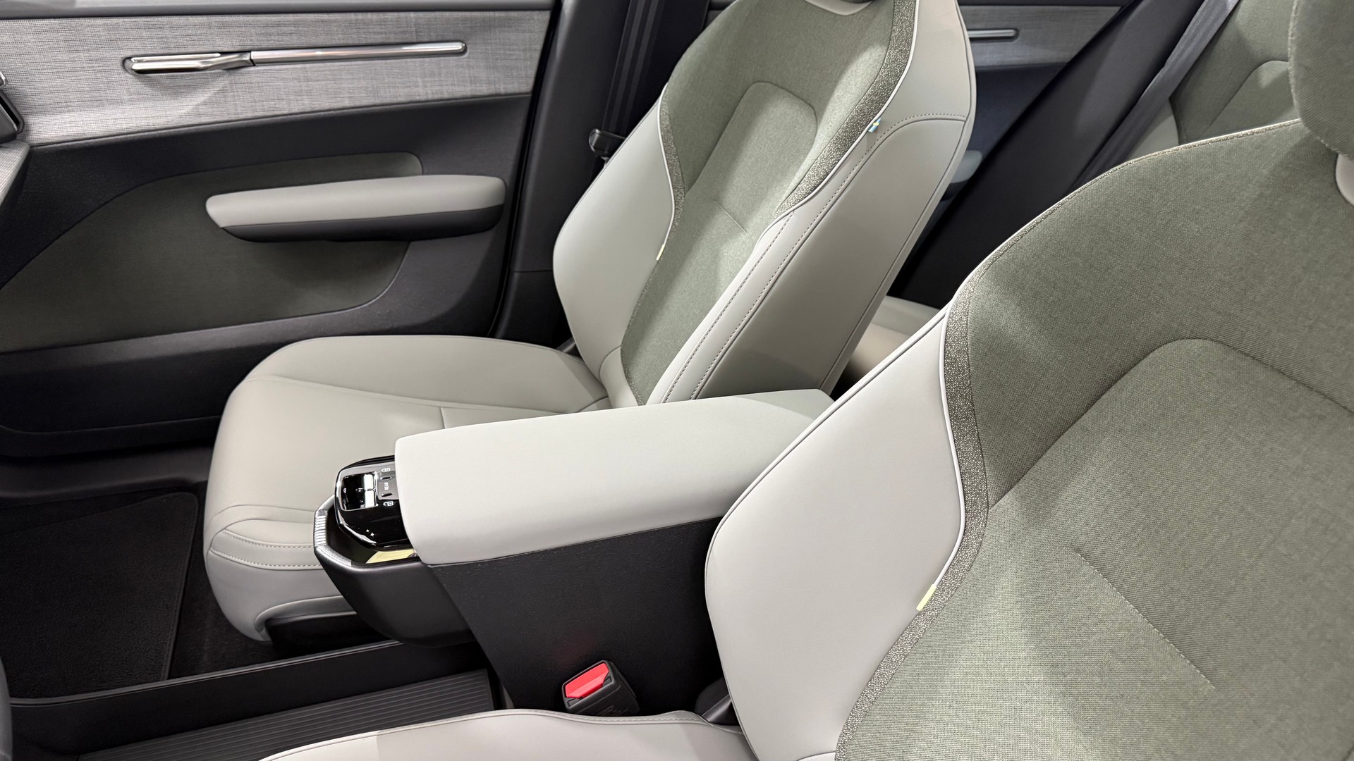 VOLVO EX 30 CC E60 Twin Performance A-image-11