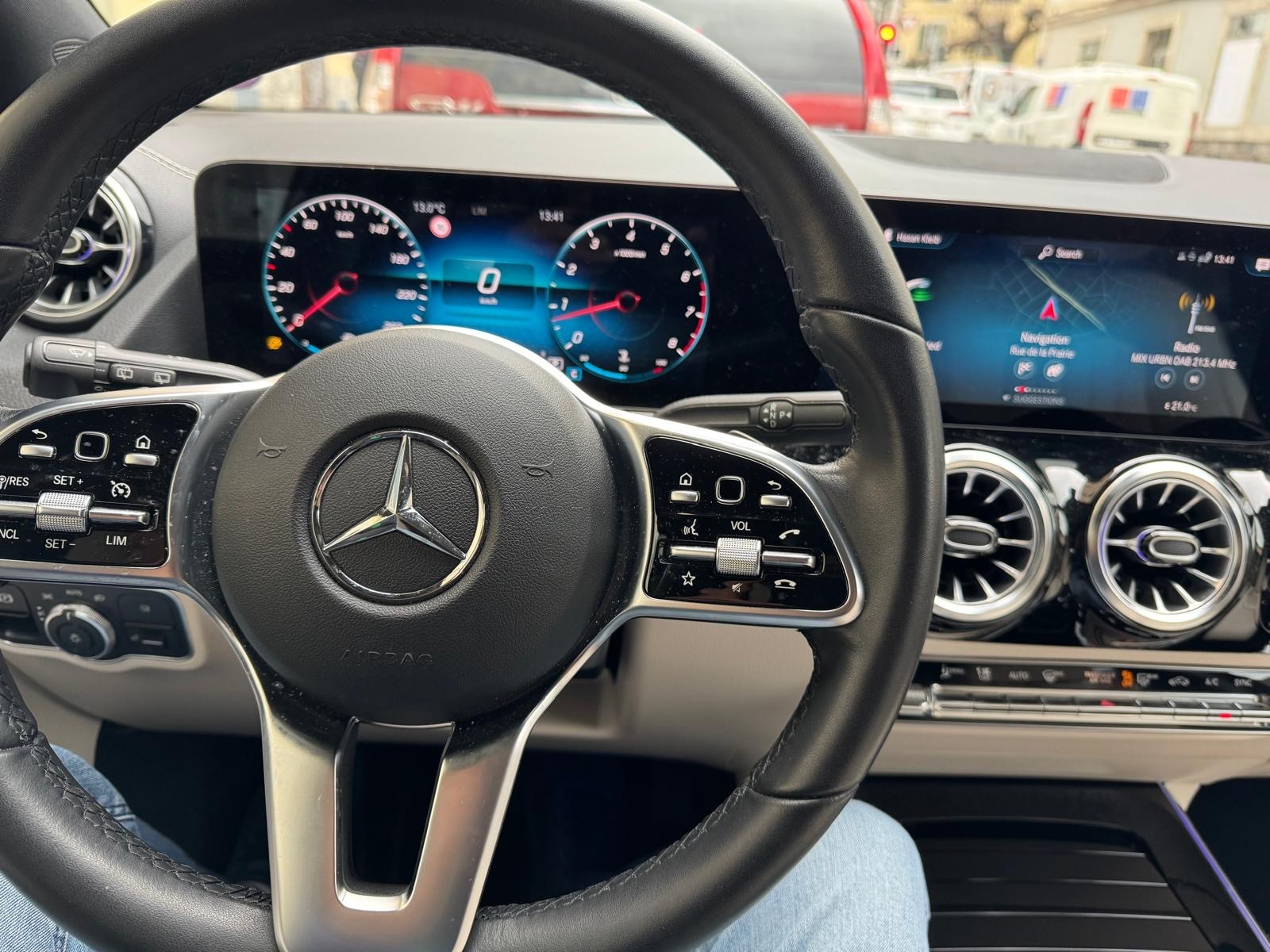 MERCEDES-BENZ GLA 250 Style 4matic-image-2
