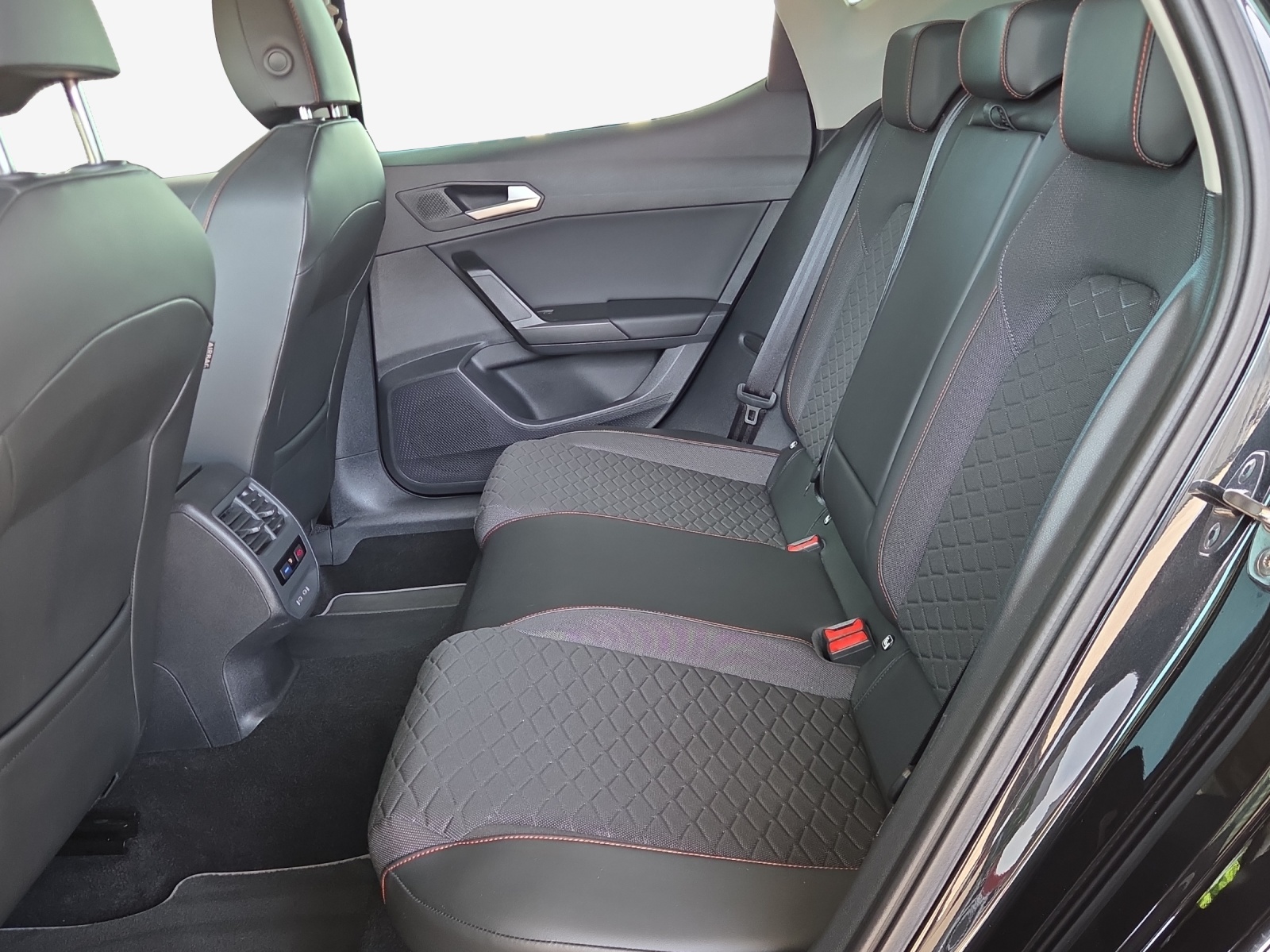 SEAT Leon 1.5 Eco TSI FR-image-11