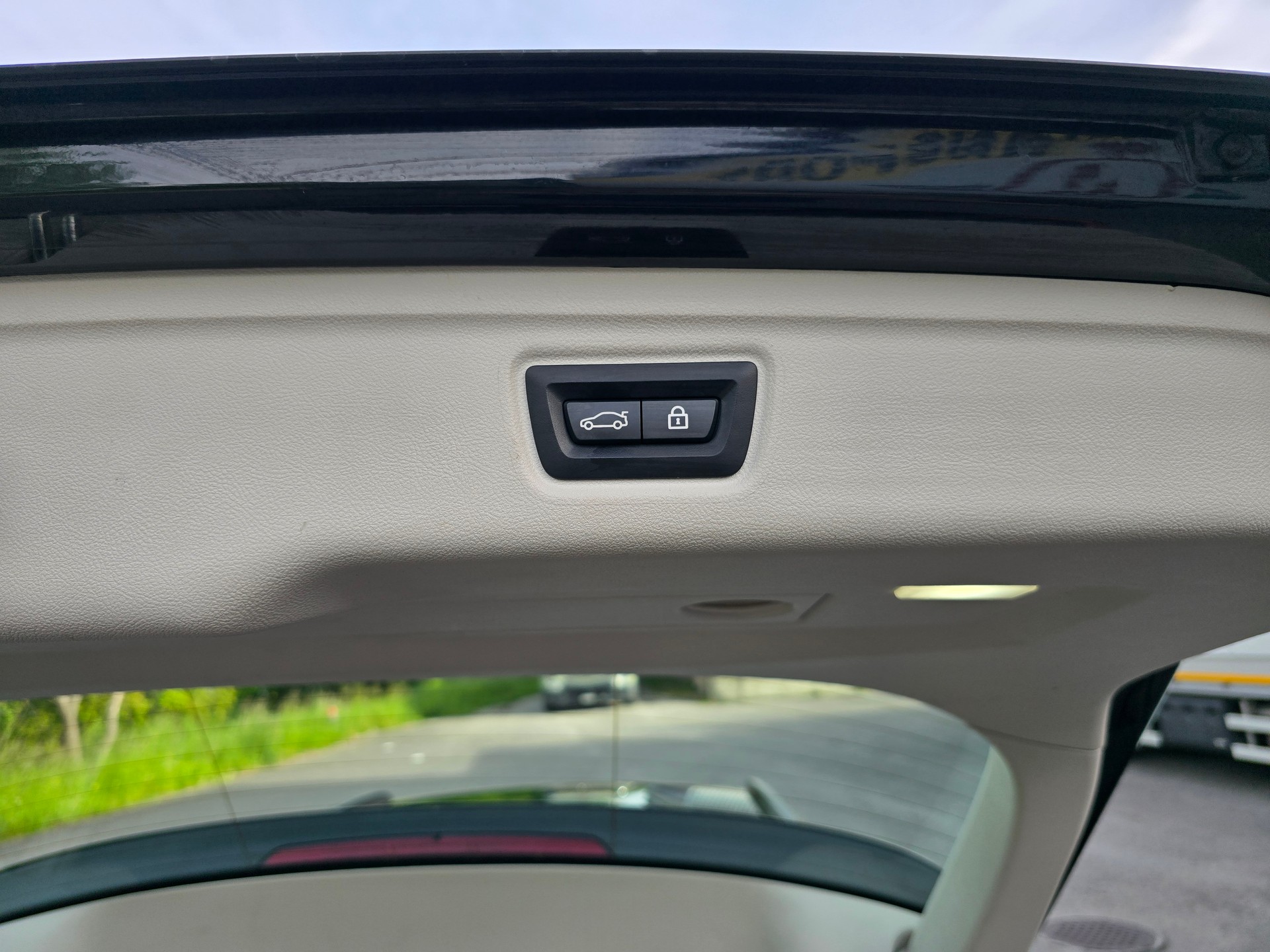 BMW 320d xDrive Touring Luxury Line Steptronic-image-8
