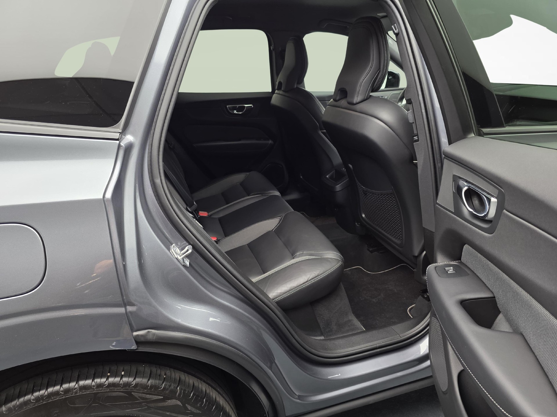VOLVO XC60 2.0 B5 MH R-Design AWD-image-10