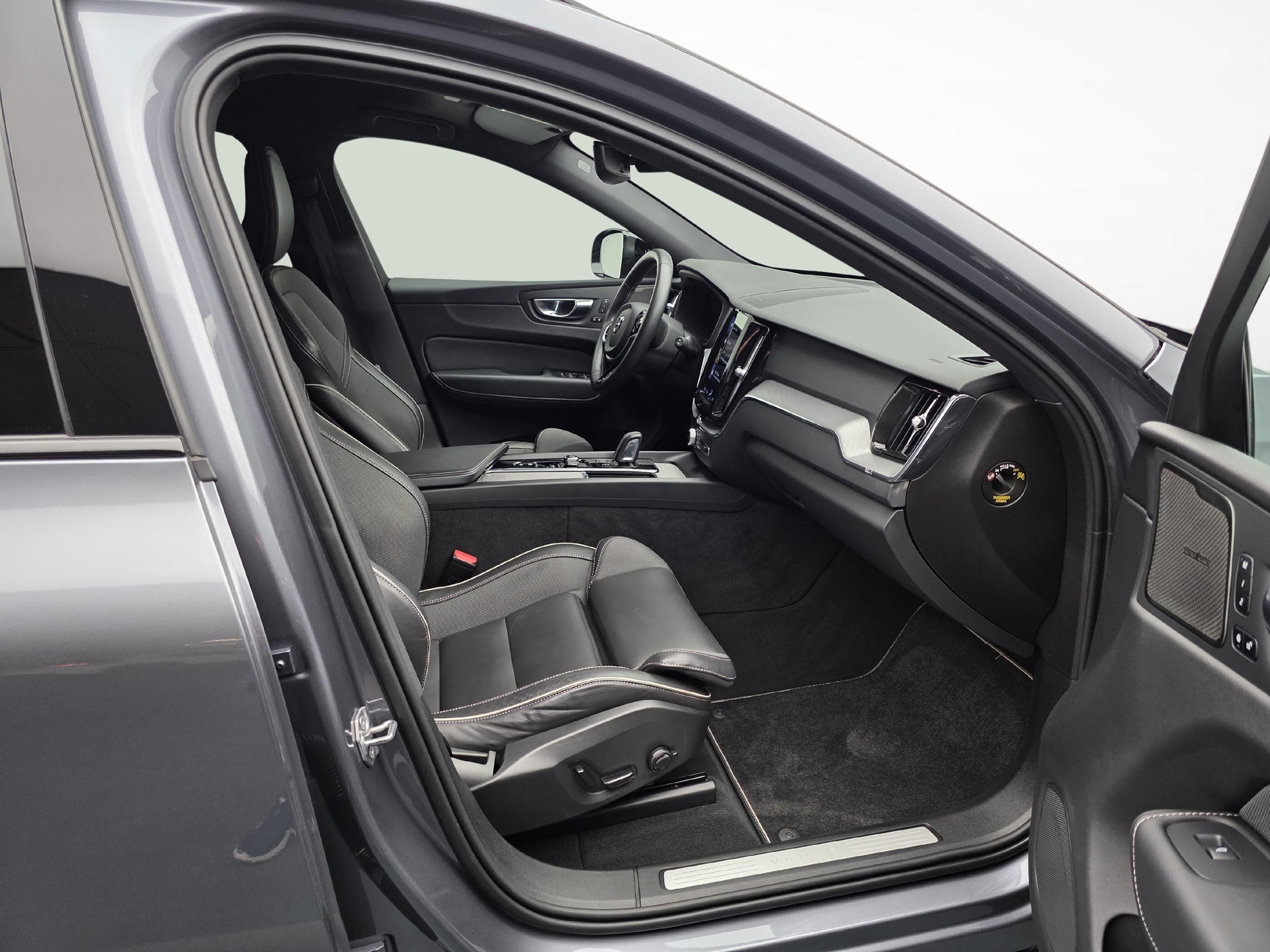 VOLVO XC60 2.0 B5 MH R-Design AWD-image-9