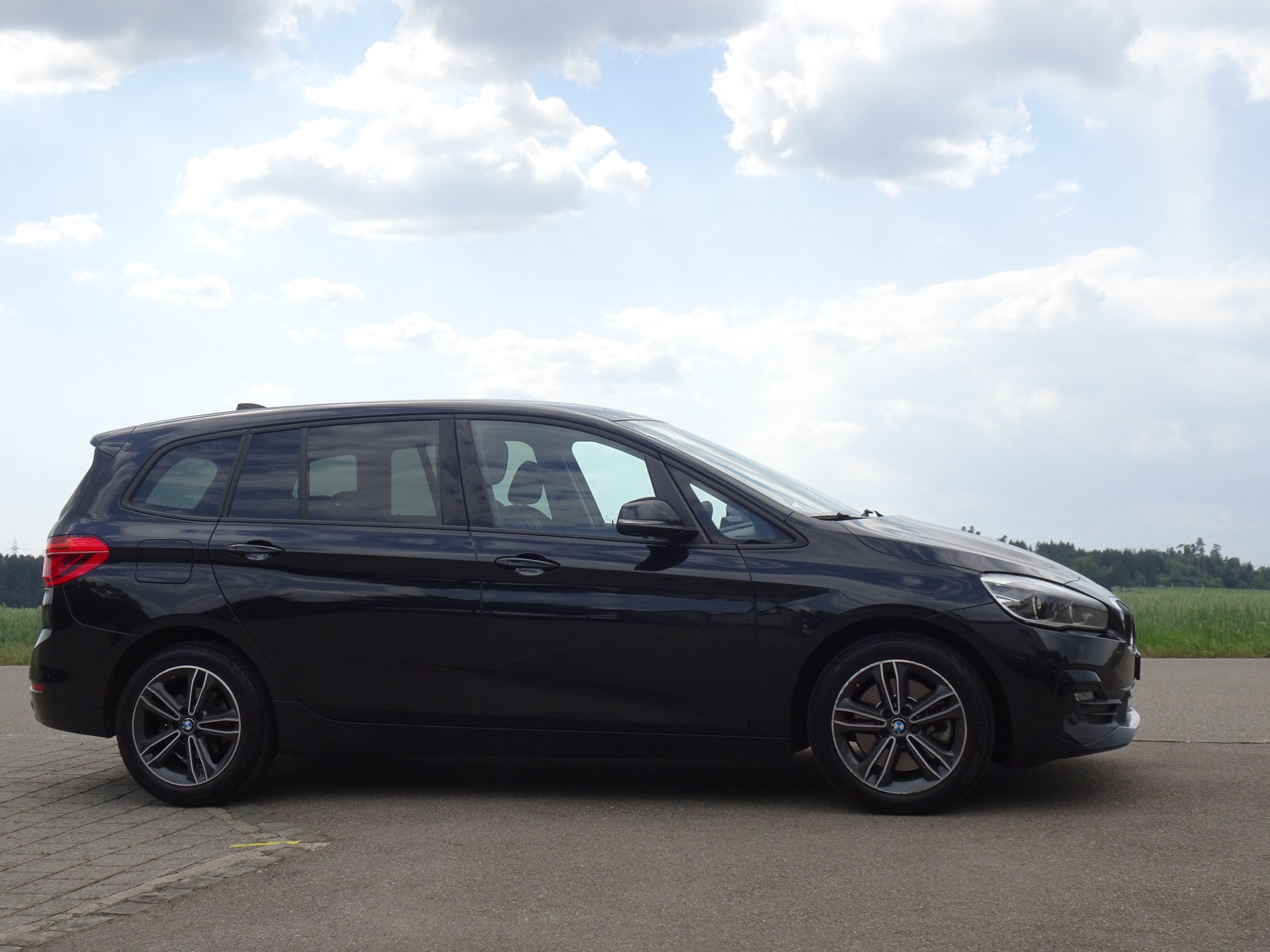 BMW 220i Gran Tourer DKG Sport Line-image-4