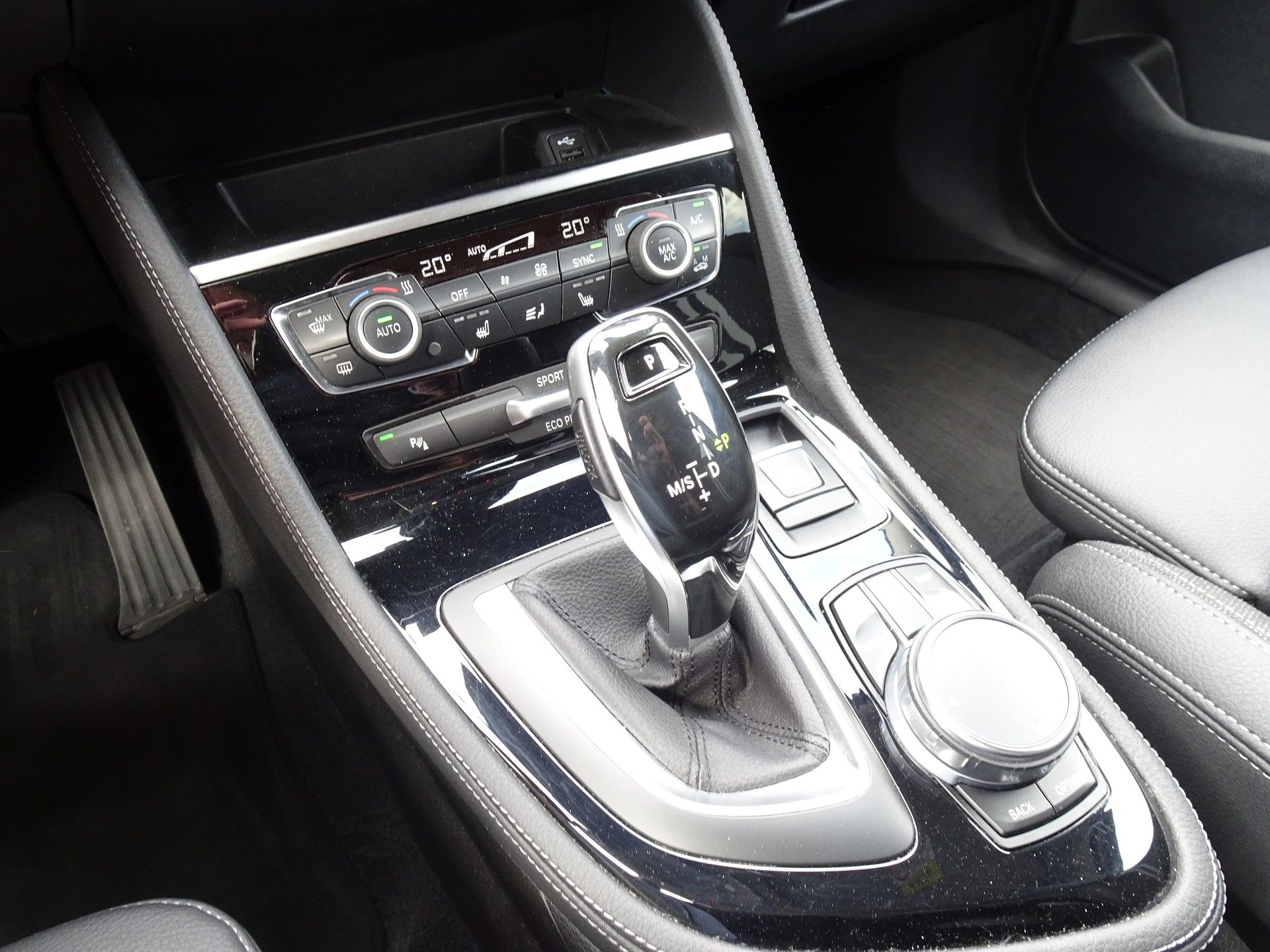 BMW 220i Gran Tourer DKG Sport Line-image-11
