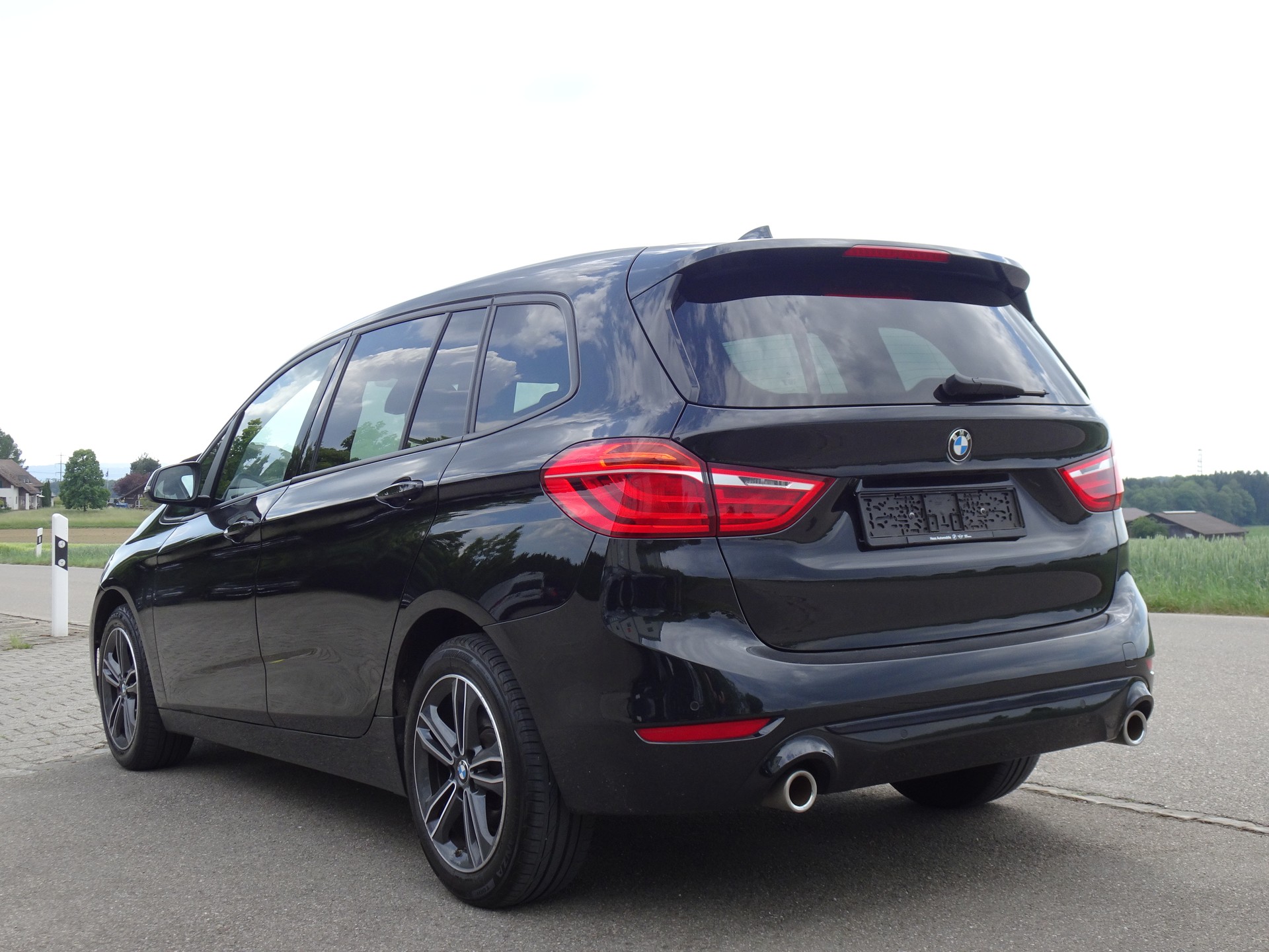 BMW 220i Gran Tourer DKG Sport Line-image-2