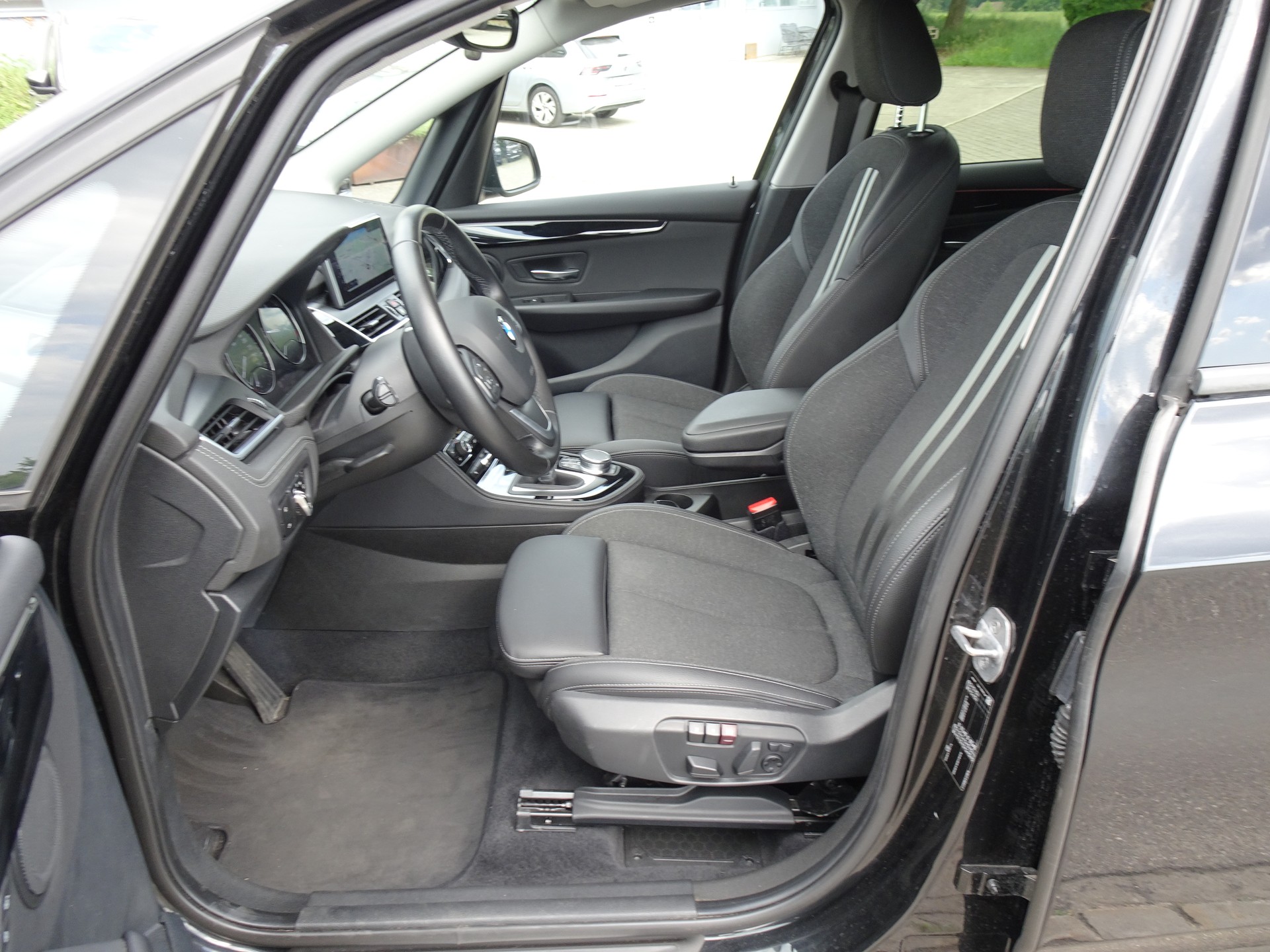 BMW 220i Gran Tourer DKG Sport Line-image-10