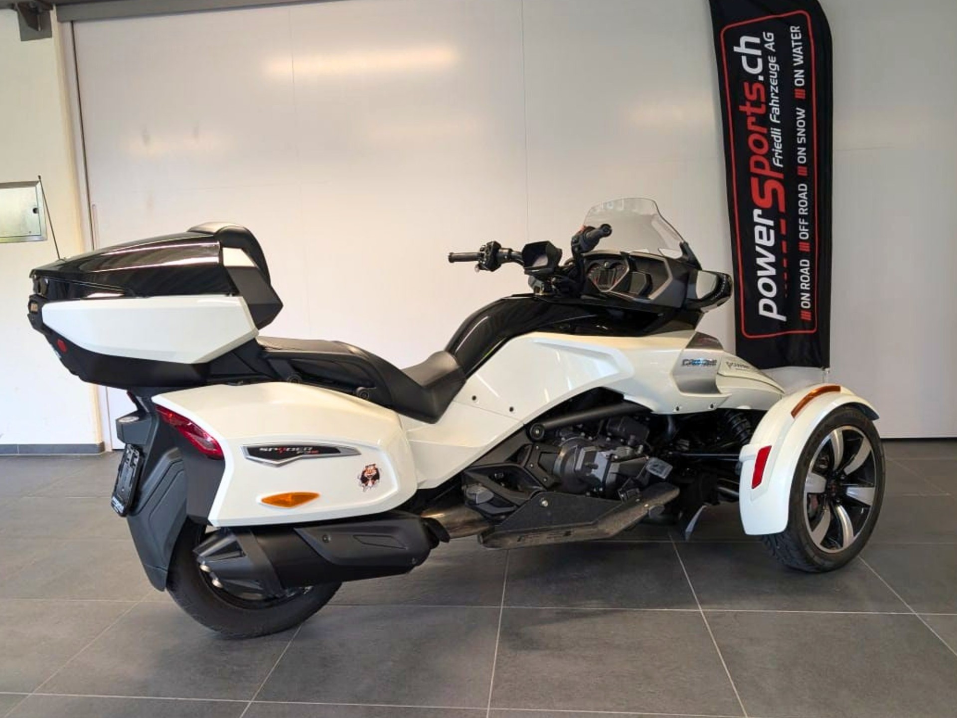 CAN-AM Spyder F3-T SE6-showroom-element-2