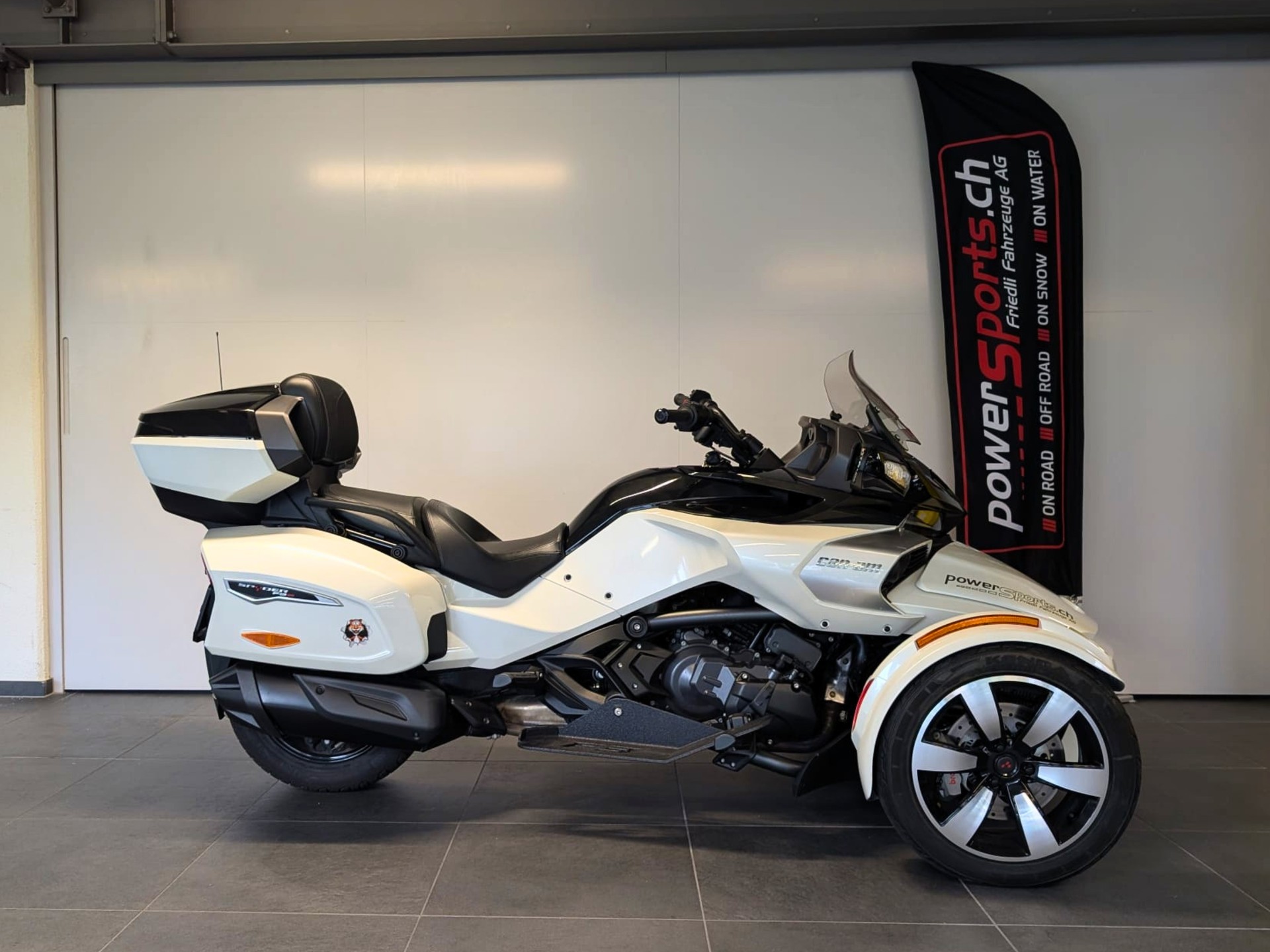 CAN-AM Spyder F3-T SE6-showroom-element-1