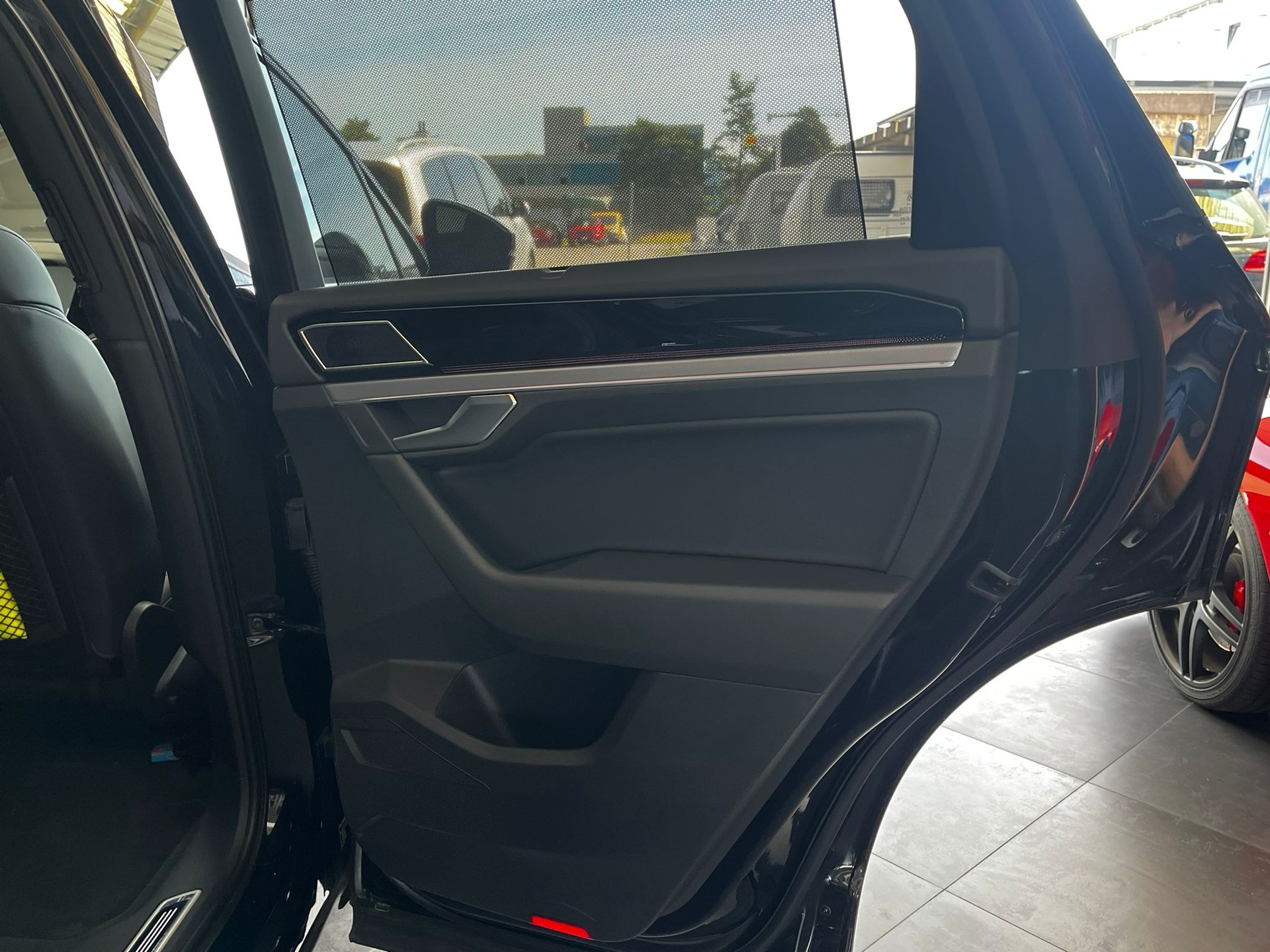 VW Touareg 3.0 TDI R Line Tiptronic-image-15