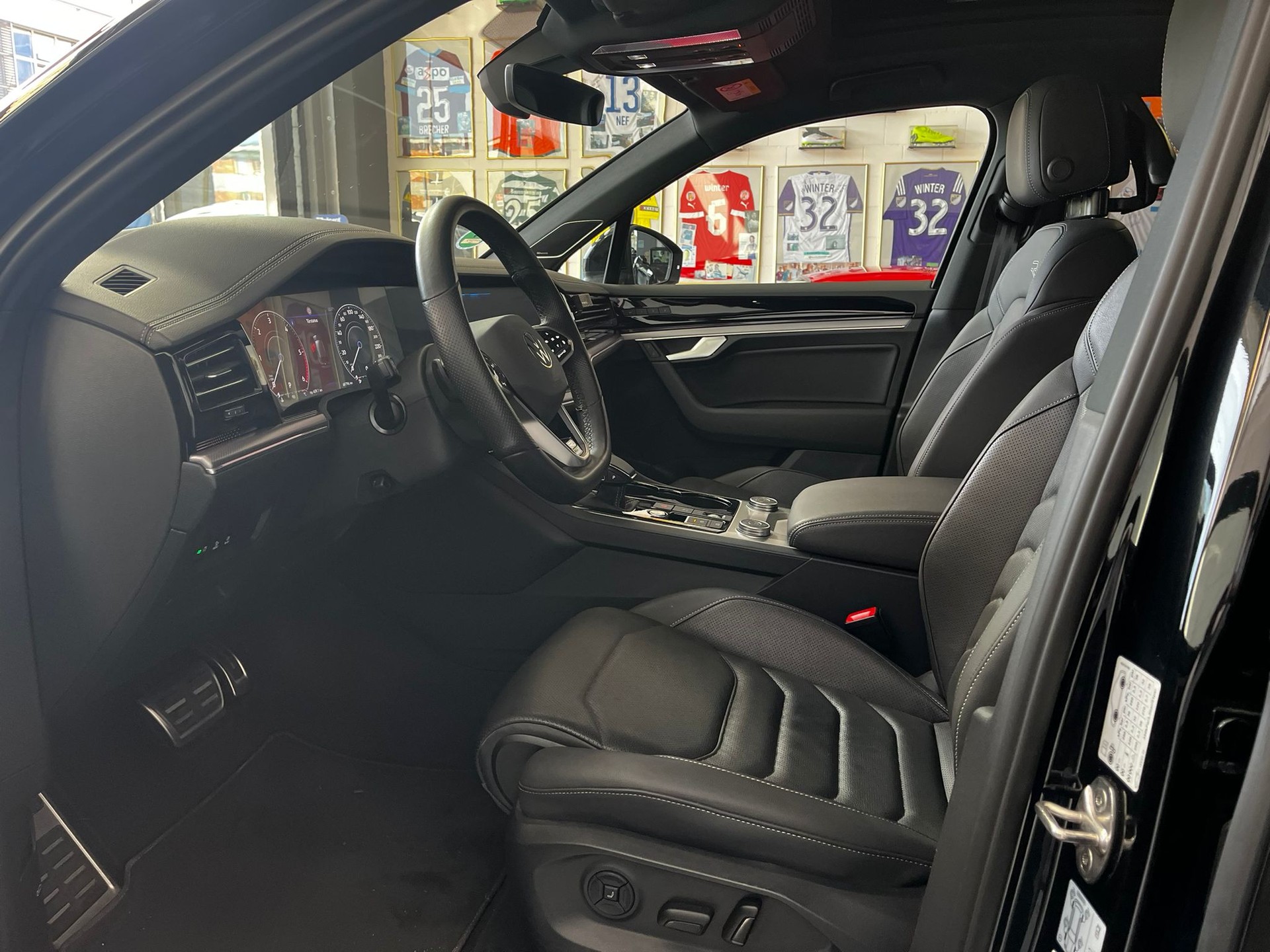 VW Touareg 3.0 TDI R Line Tiptronic-image-5