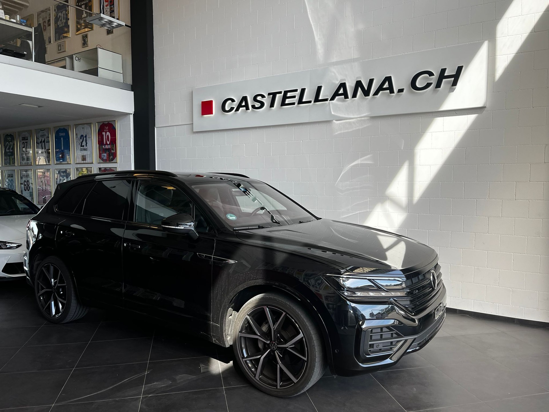 VW Touareg 3.0 TDI R Line Tiptronic-image-0
