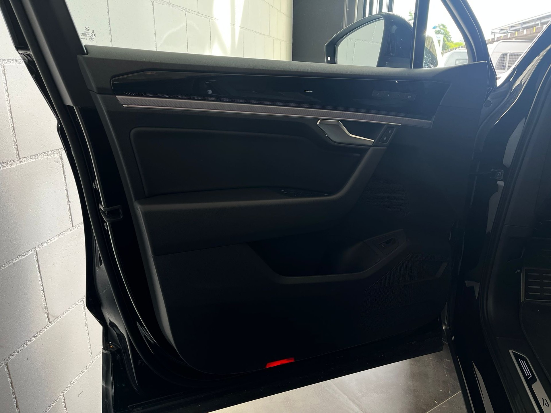 VW Touareg 3.0 TDI R Line Tiptronic-image-12