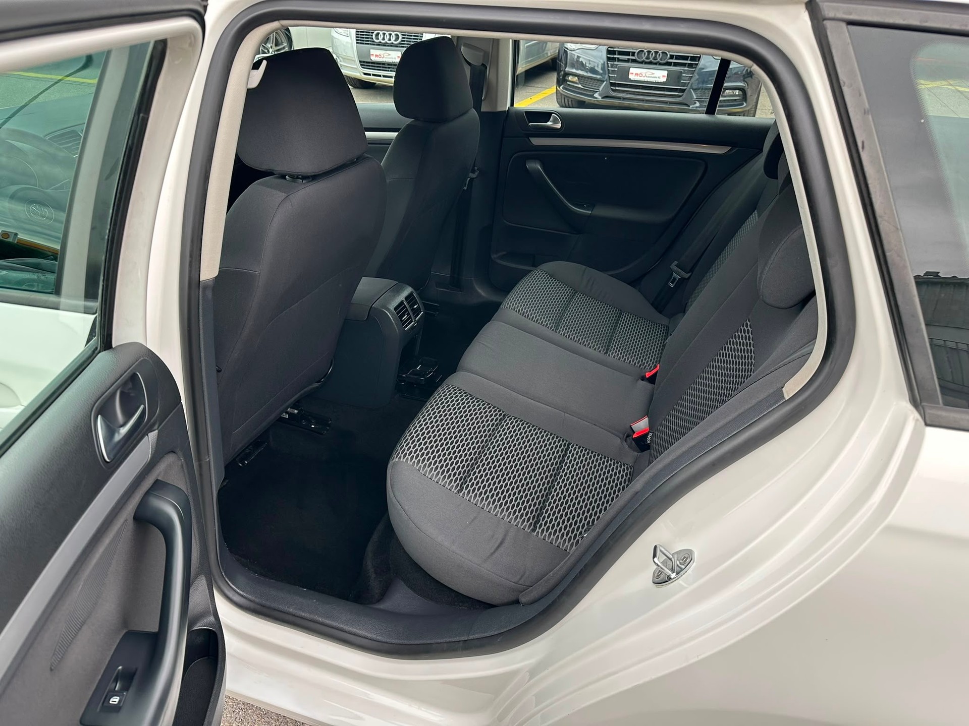 VW Golf Variant 1.6 TDI Trendline 4Motion-image-10