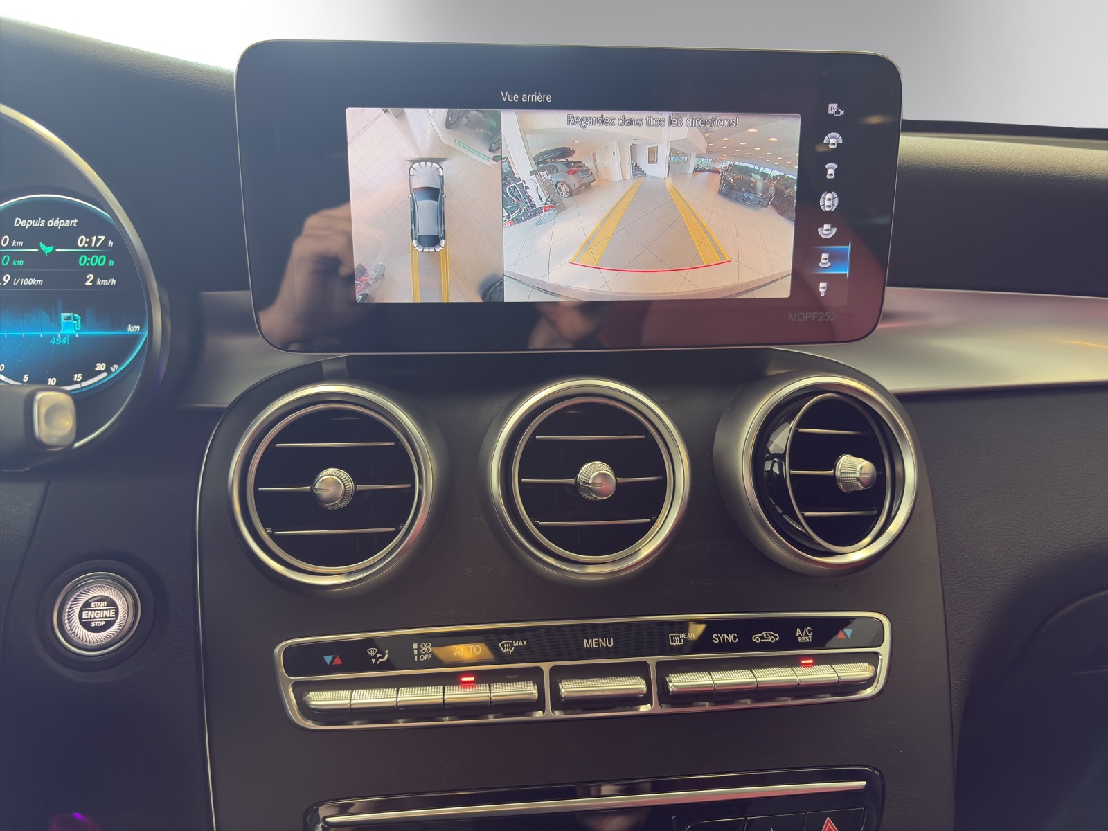 MERCEDES-BENZ GLC 200 AMG Line 4Matic 9G-Tronic-image-14