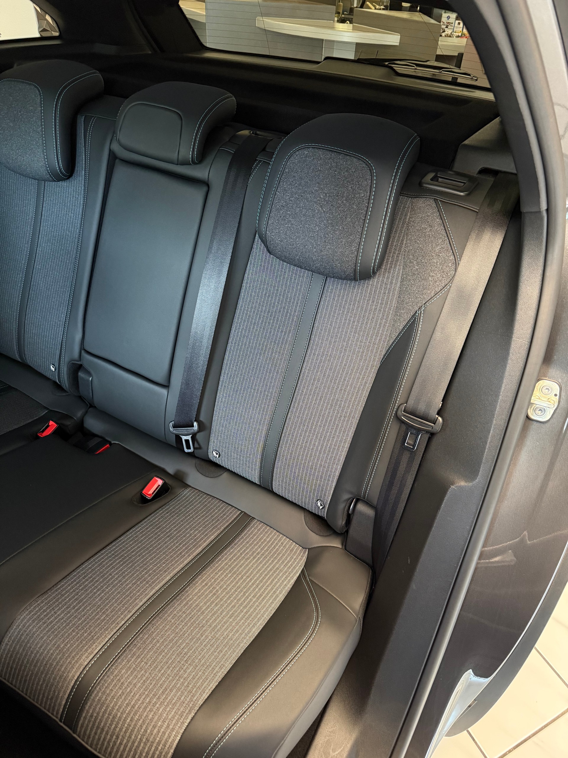 PEUGEOT 3008 1.5 BlueHDi Allure Pack EAT8-image-7