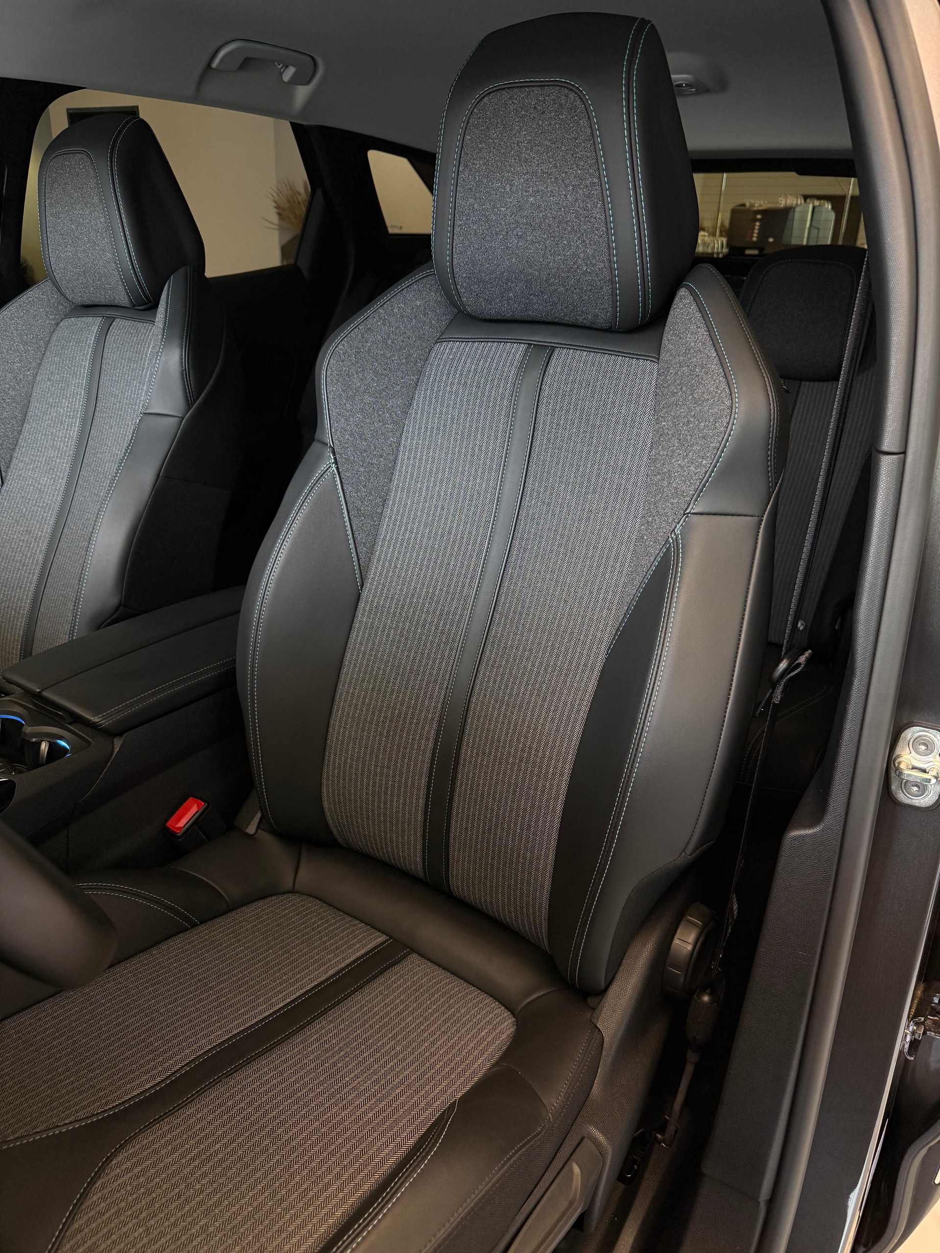PEUGEOT 3008 1.5 BlueHDi Allure Pack EAT8-image-5