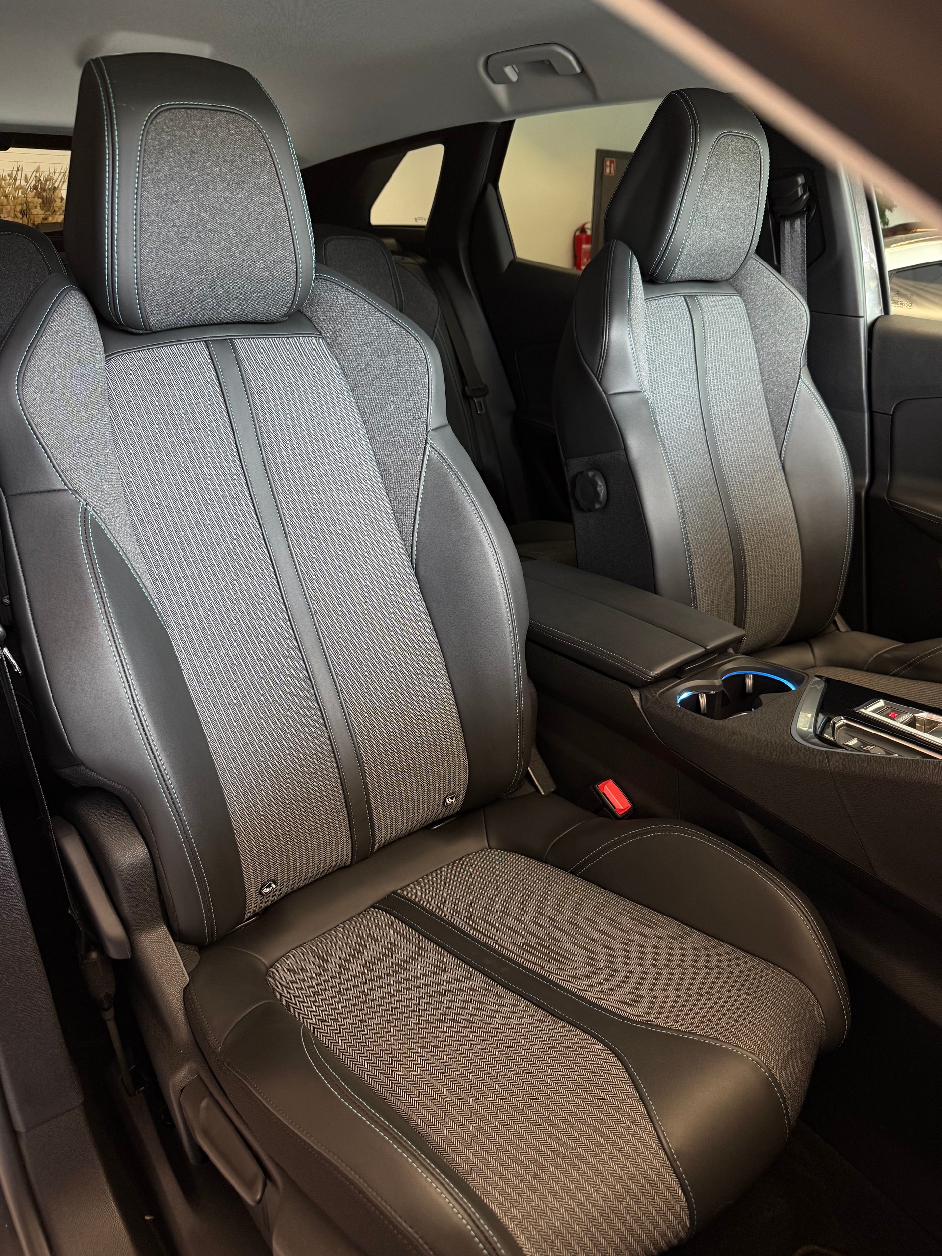 PEUGEOT 3008 1.5 BlueHDi Allure Pack EAT8-image-12