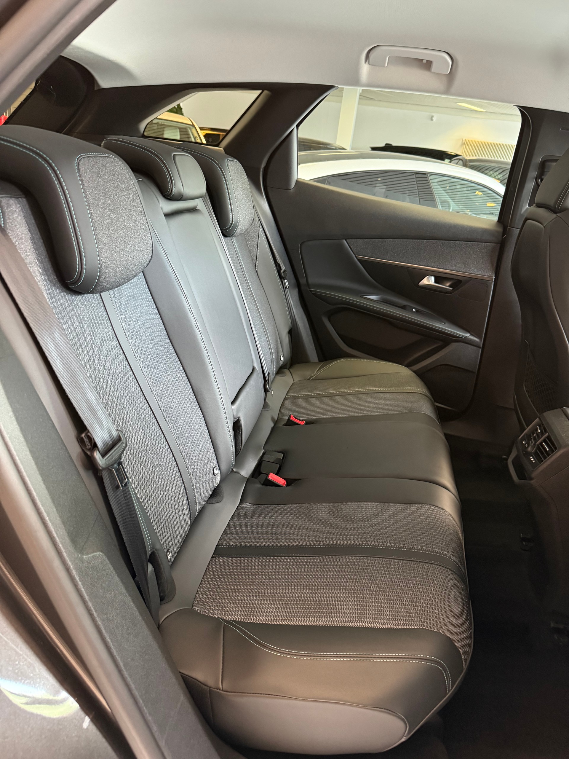 PEUGEOT 3008 1.5 BlueHDi Allure Pack EAT8-image-11
