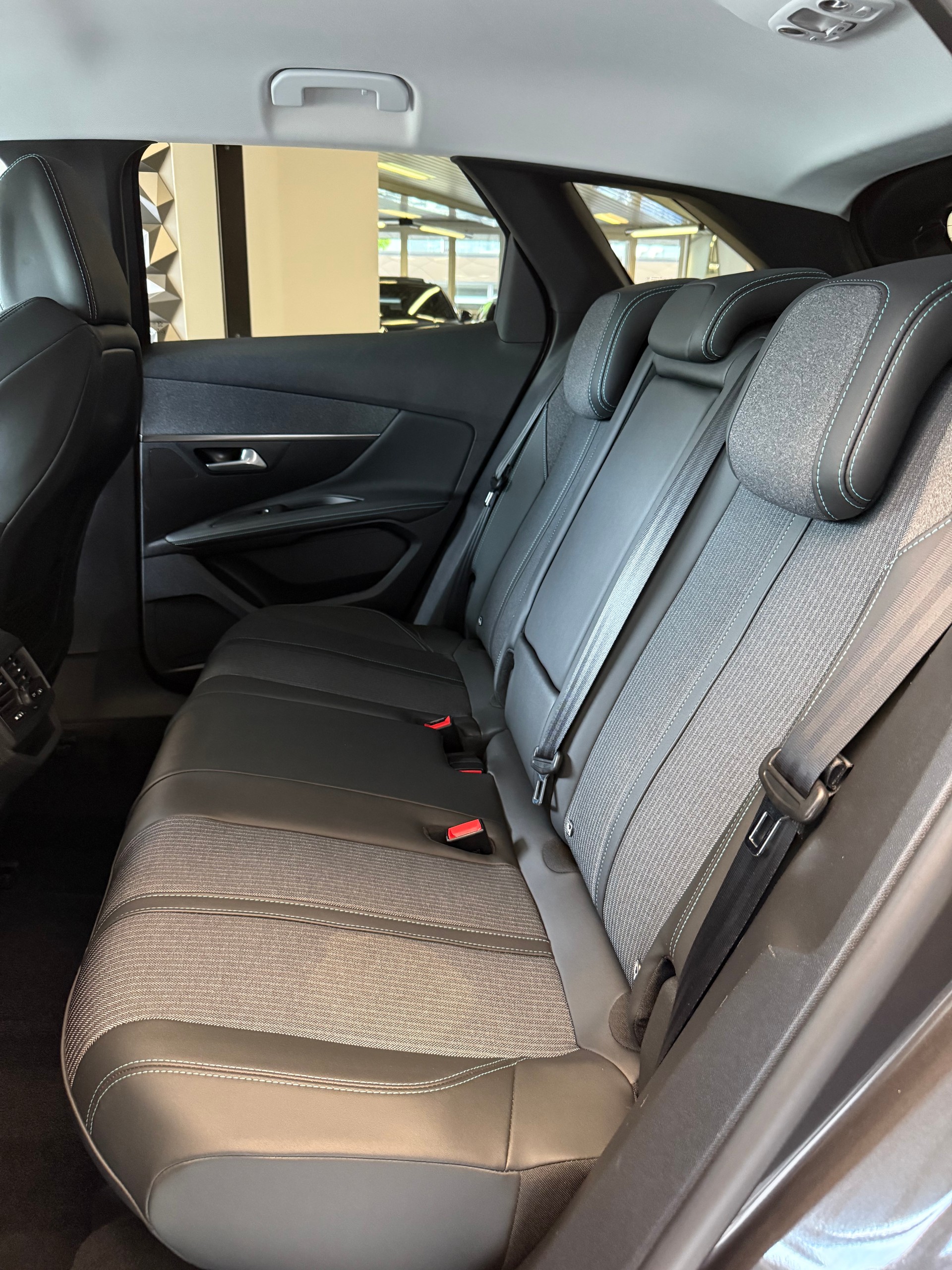 PEUGEOT 3008 1.5 BlueHDi Allure Pack EAT8-image-8