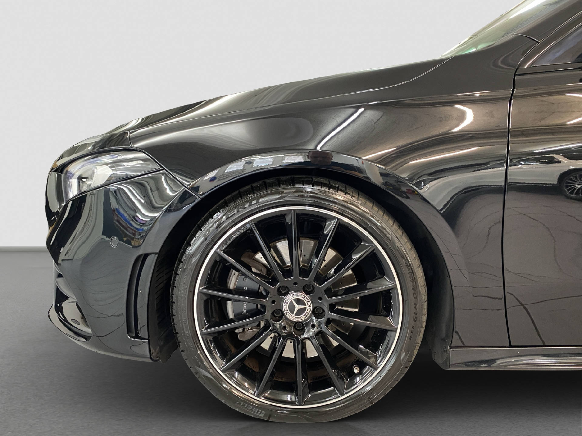 MERCEDES-BENZ A 220 AMG Line Limousine-image-5