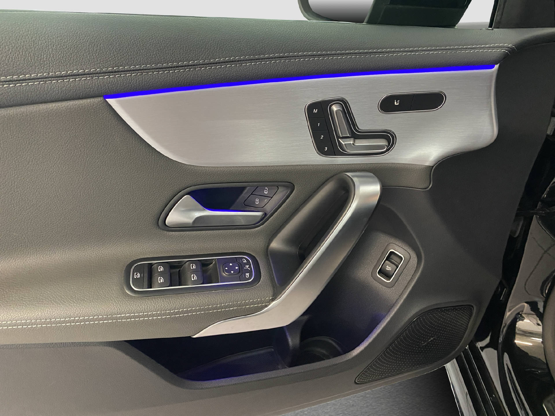 MERCEDES-BENZ A 220 AMG Line Limousine-image-12