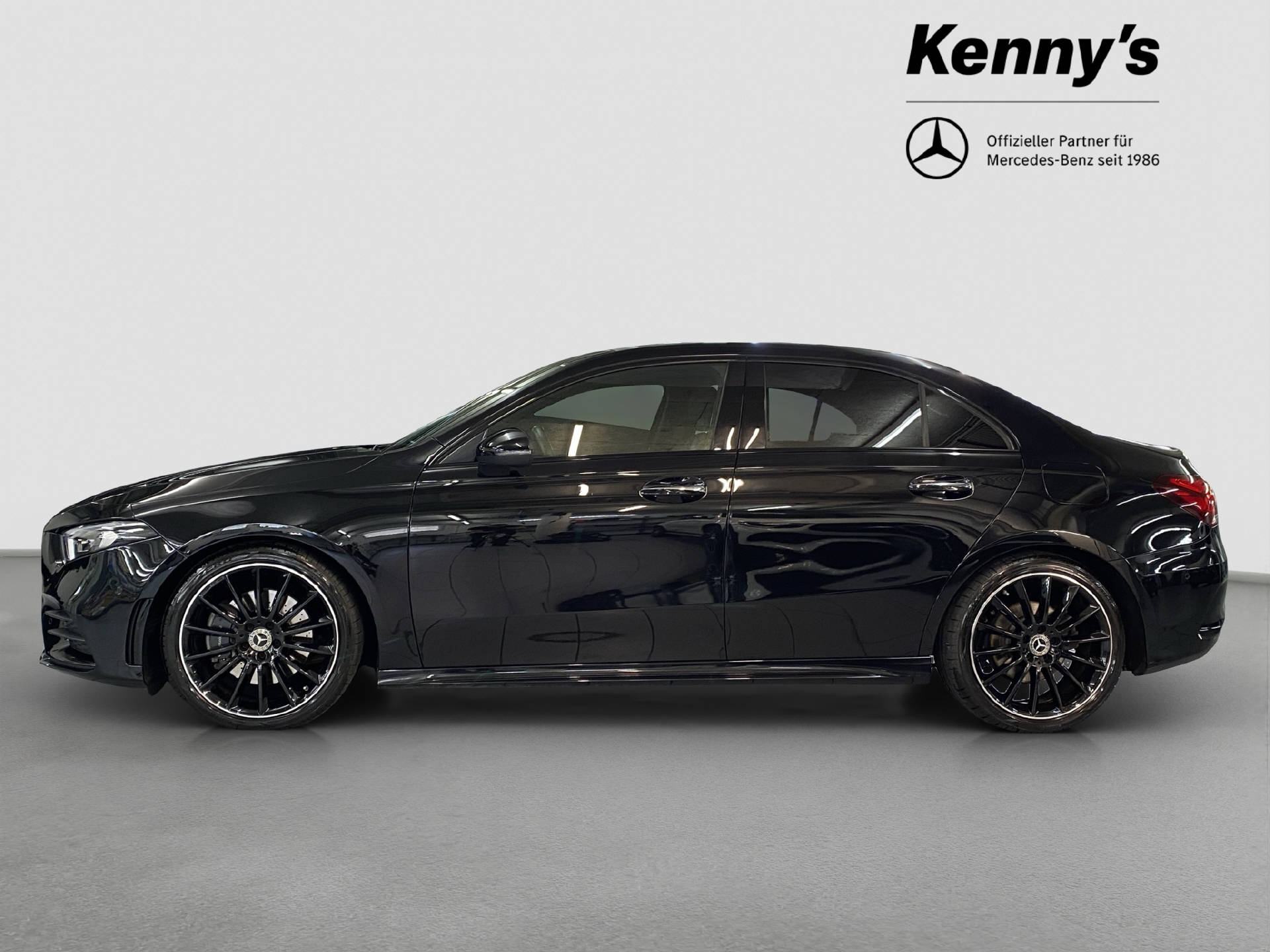 MERCEDES-BENZ A 220 AMG Line Limousine-image-2