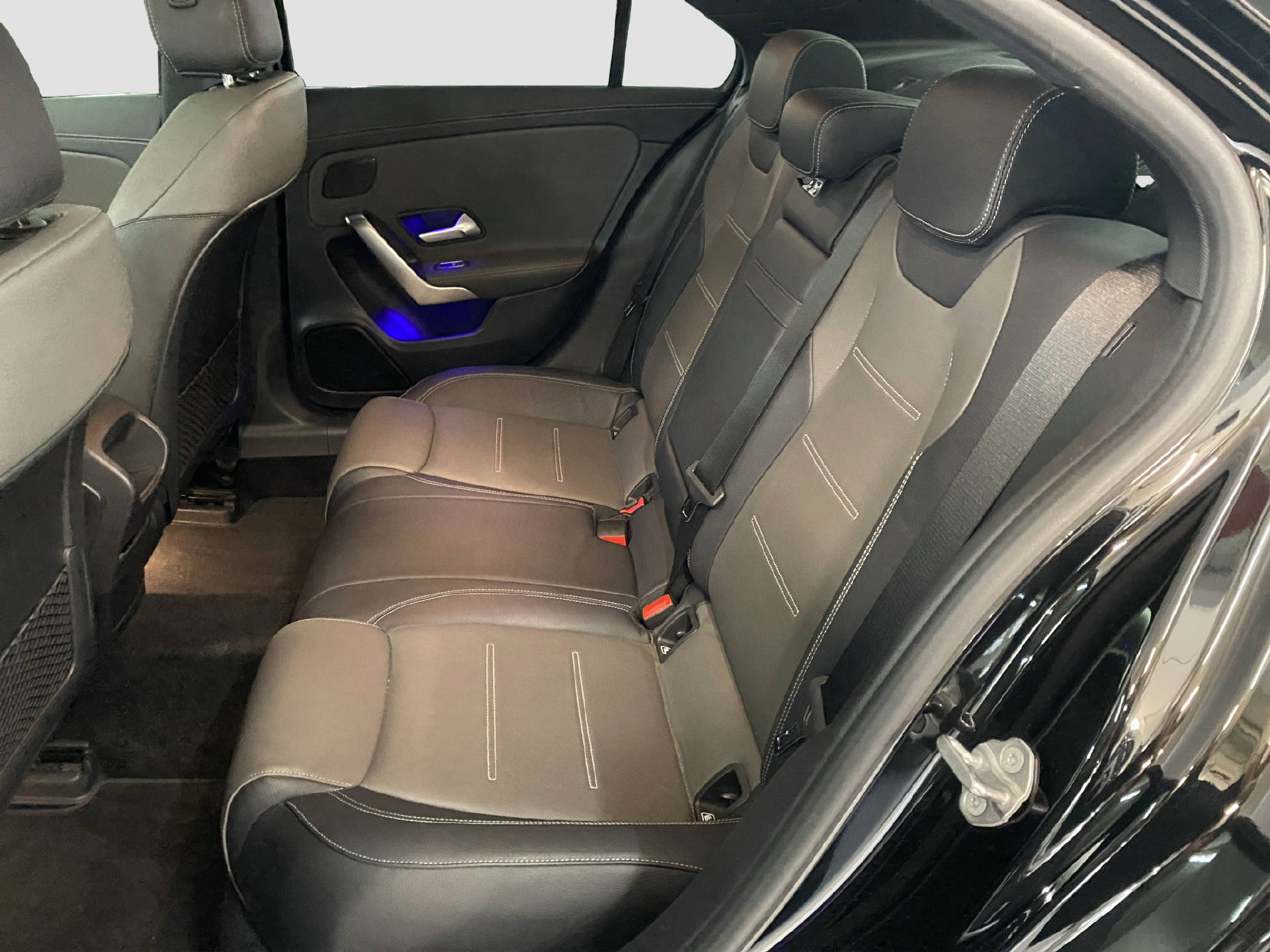 MERCEDES-BENZ A 220 AMG Line Limousine-image-13