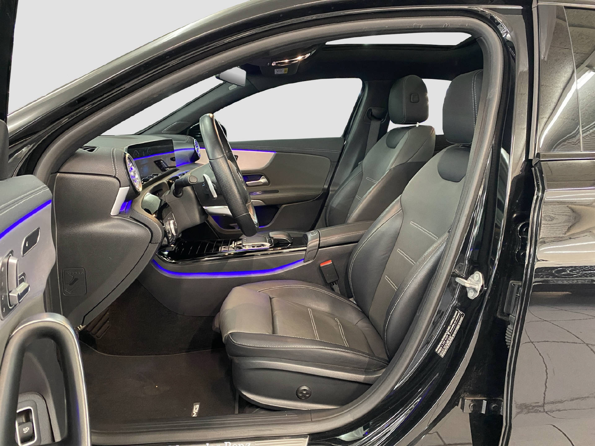 MERCEDES-BENZ A 220 AMG Line Limousine-image-6