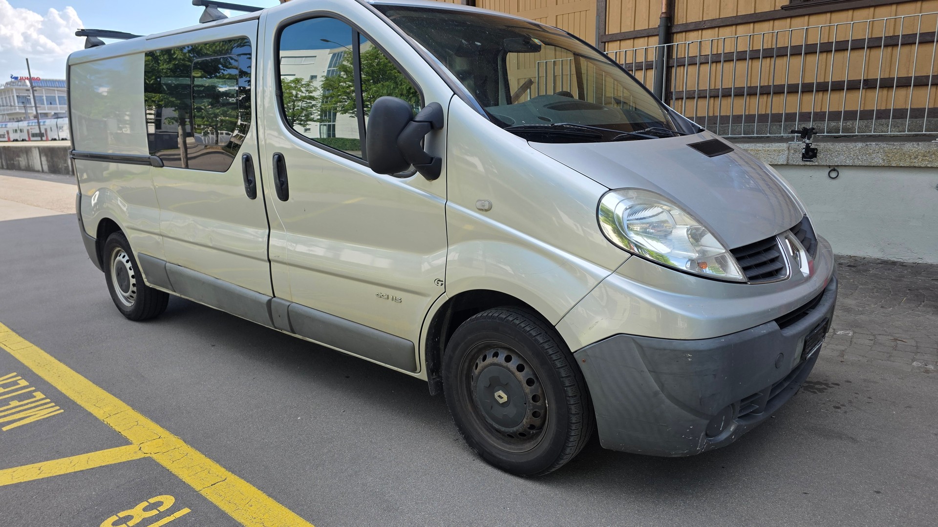 RENAULT TRAFIC-image-2