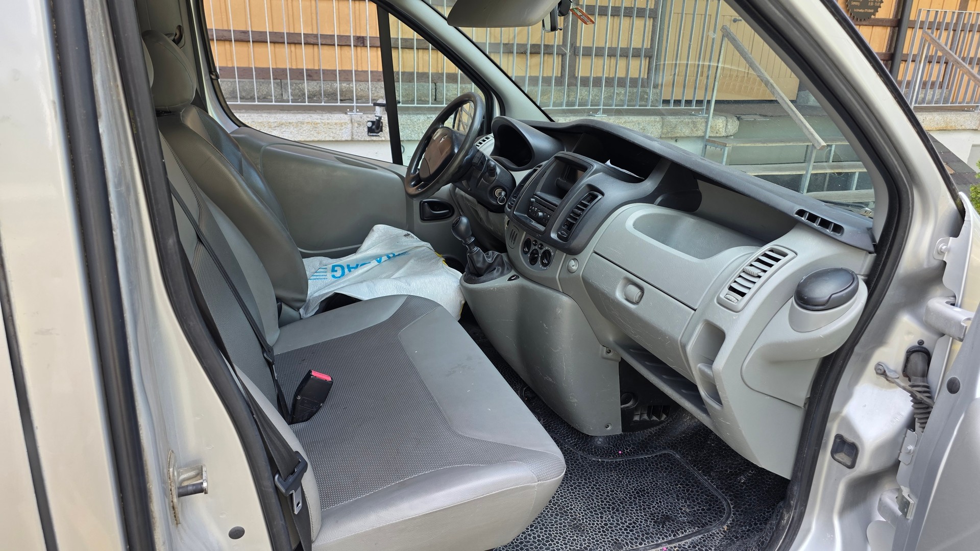 RENAULT TRAFIC-image-7