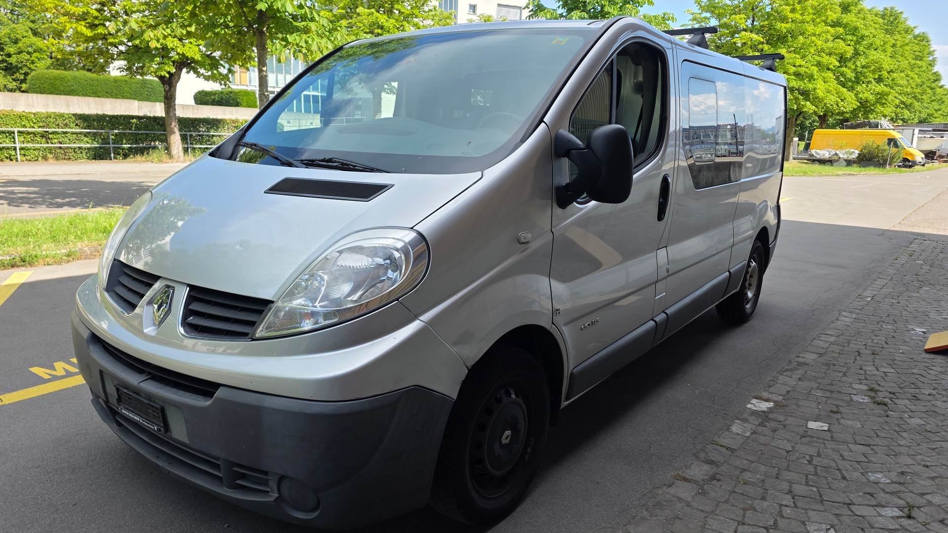RENAULT TRAFIC-image-0