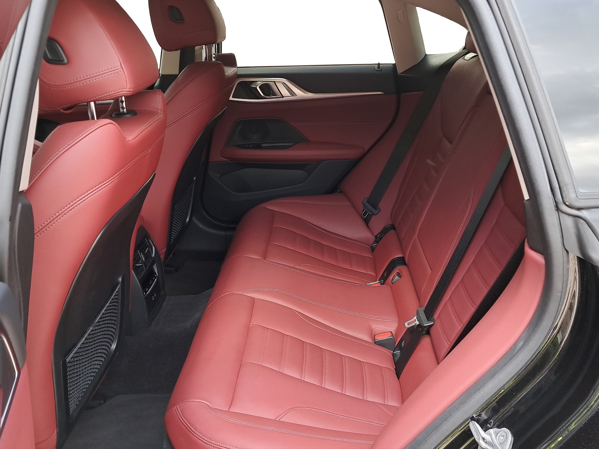 BMW i4 eDrive 40 *Anhängerkupplung*-image-8