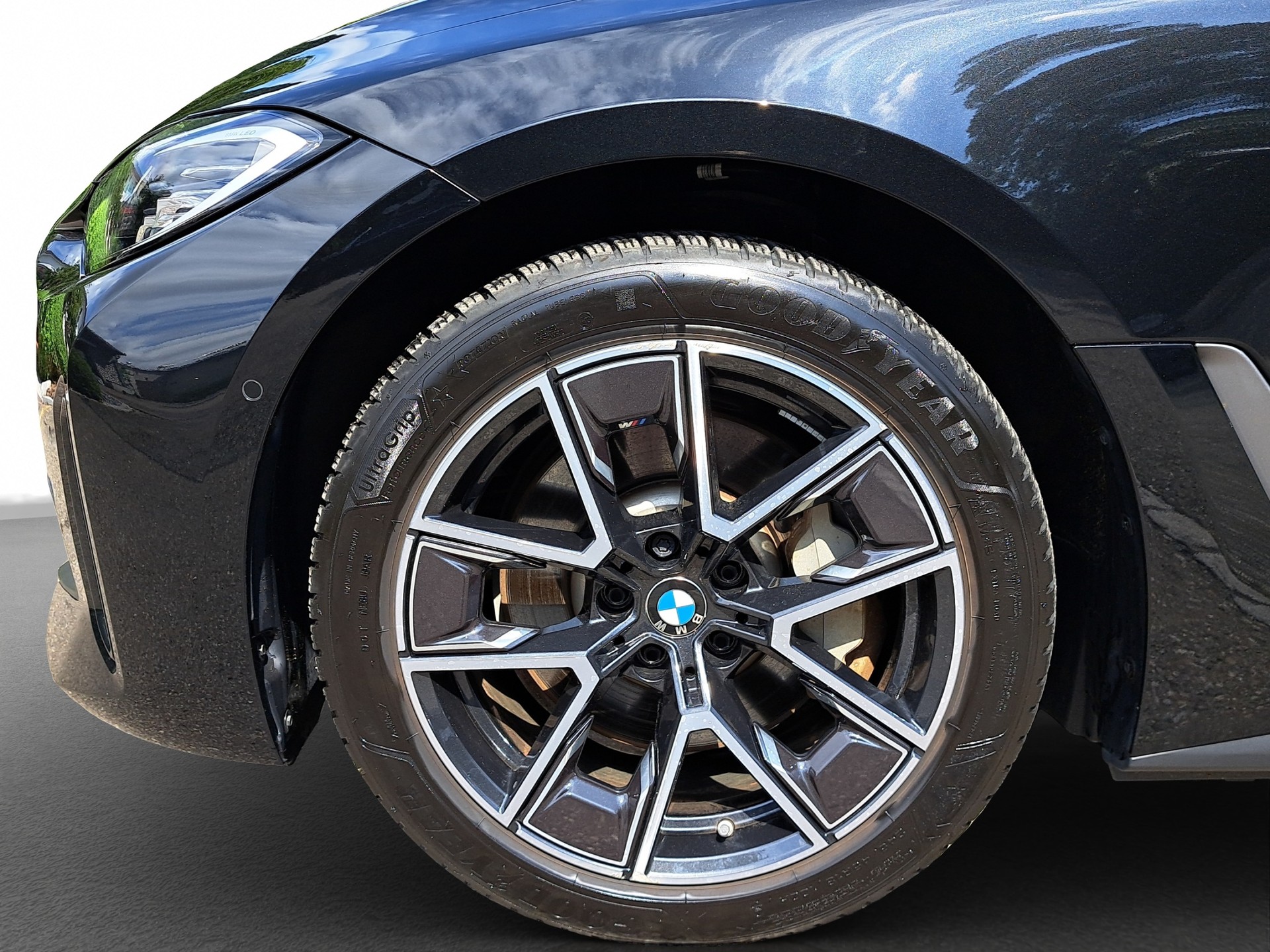 BMW i4 eDrive 40 *Anhängerkupplung*-image-3